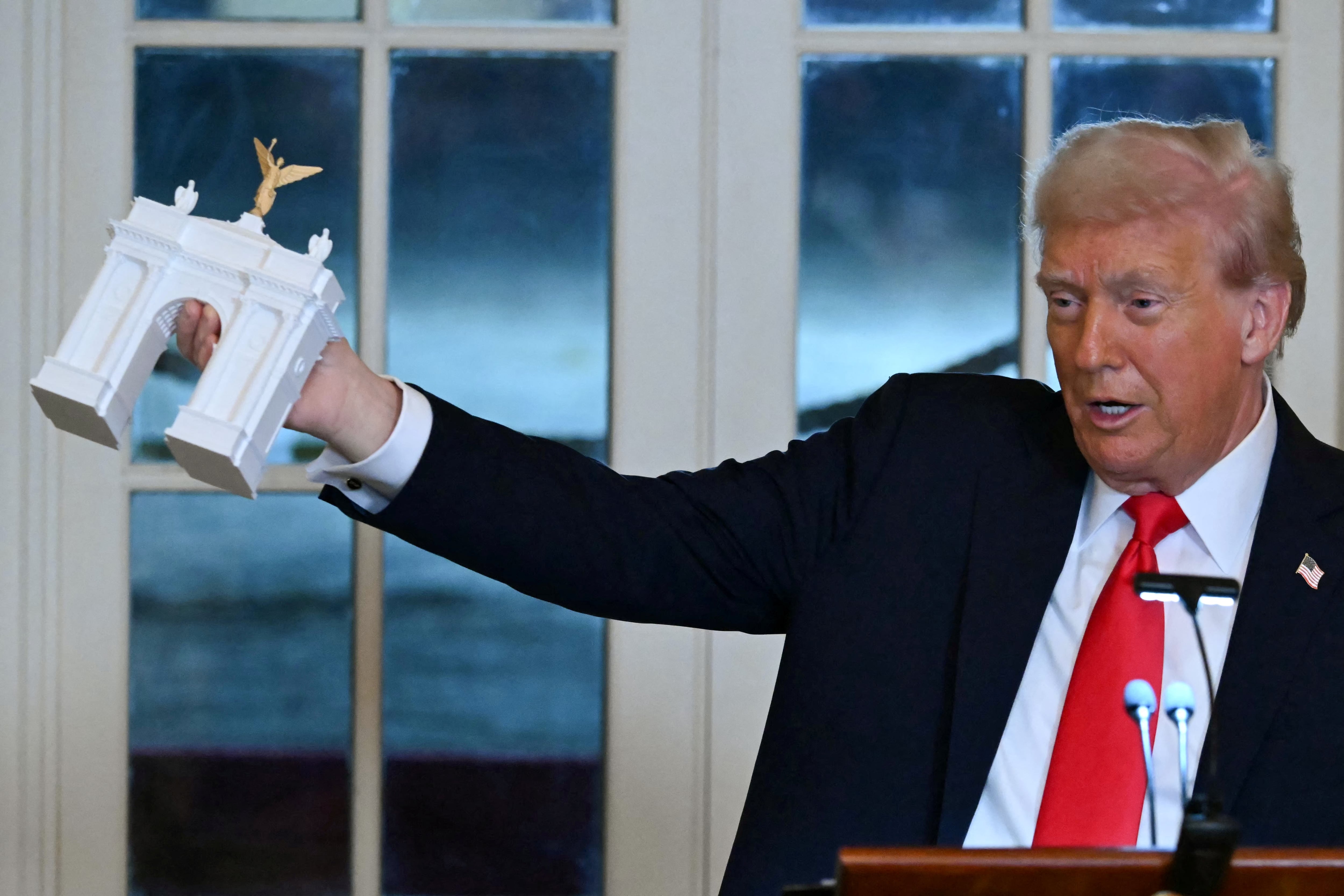 Donald Trump, presidente de Estados Unidos, anunció que el Arco del Triunfo que proyecta en Washington también funcionará como complejo militar.