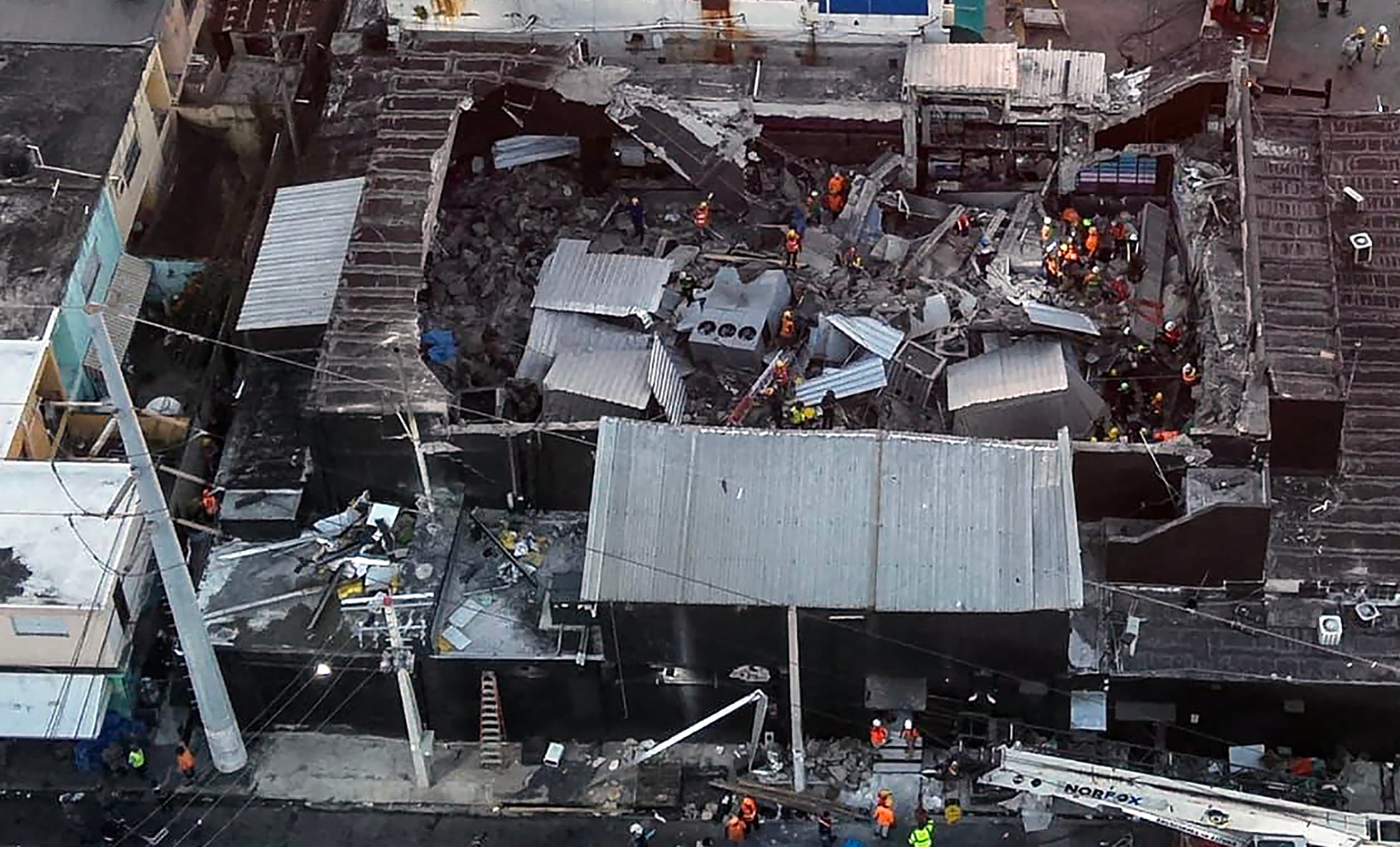 Handout picture released by Prensa Servicio 911 showing an aerial view of the Jet Set nightclub after the collapse of its roof, in Santo Domingo, on April 8, 2025. Rescuers raced to find survivors Tuesday among the rubble of a Dominican Republic night club where at least 27 people died and more than 150 were hurt in an early-morning roof collapse. (Photo by Handout / Prensa Servicio 911 / AFP) / RESTRICTED TO EDITORIAL USE - MANDATORY CREDIT "AFP PHOTO / PRENSA SERVICIO 911" - NO MARKETING NO ADVERTISING CAMPAIGNS - DISTRIBUTED AS A SERVICE TO CLIENTS