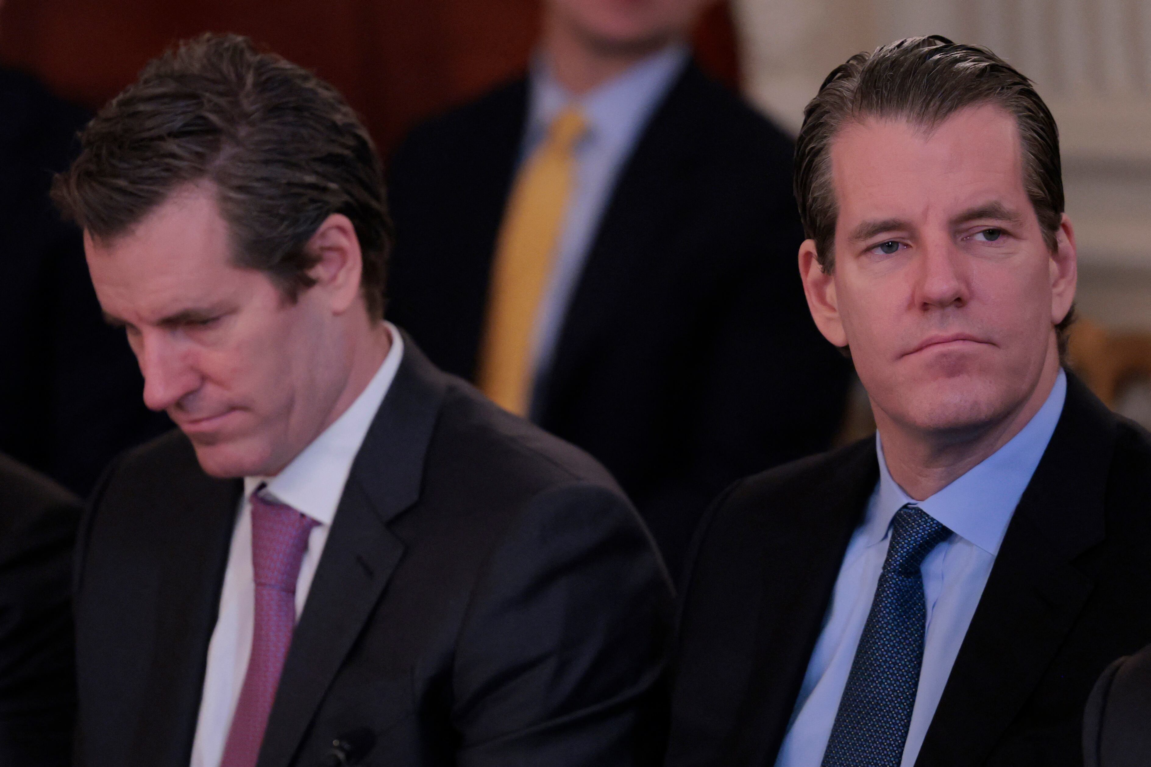 Cameron y Tyler Winklevoss, fundadores de Gemini, sentados durante una cumbre de criptomonedas en Estados Unidos.