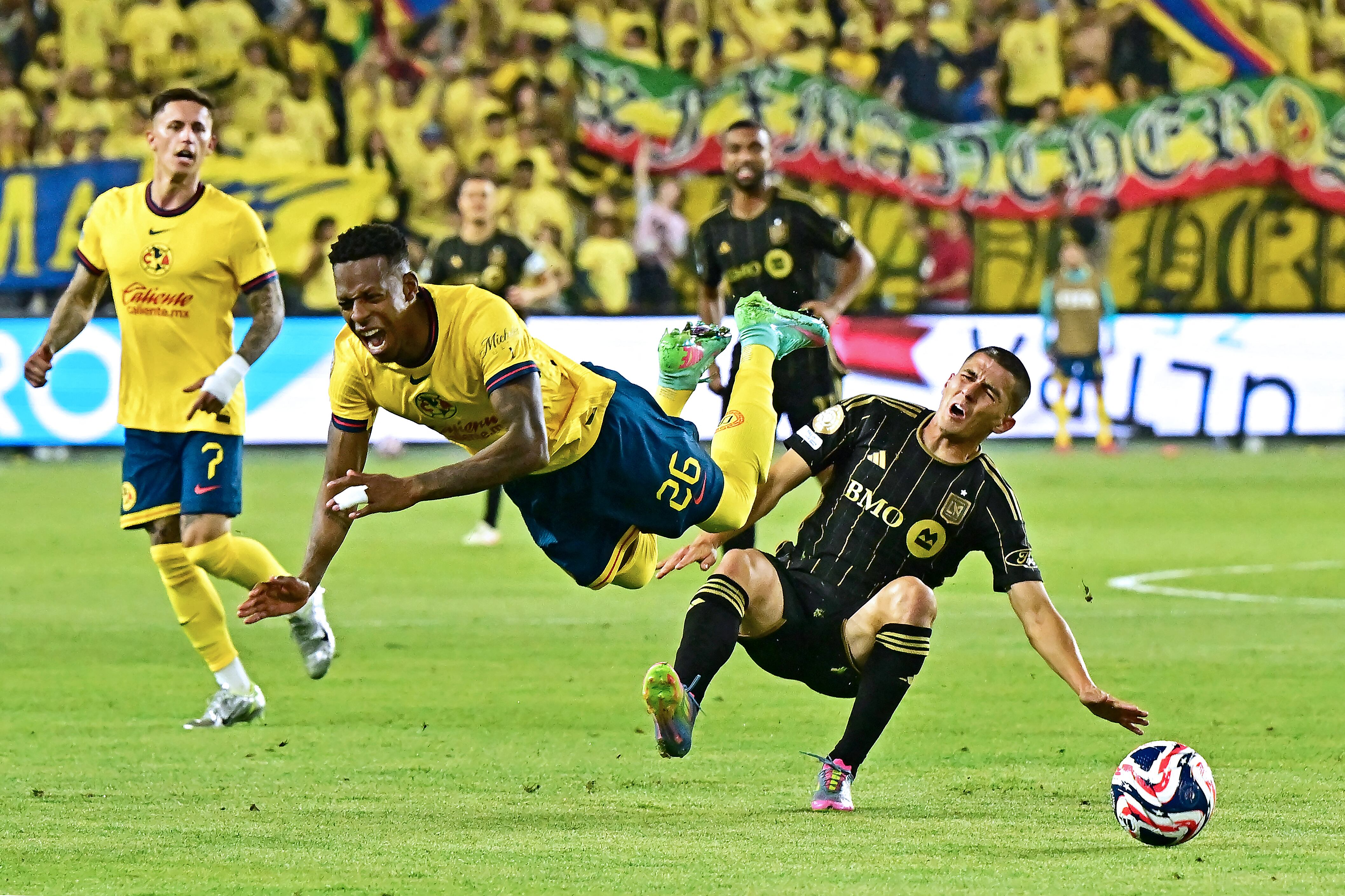 El colombiano del América Cristian Borja disputa el balón con el español del LAFC Sergi Palencia, durante el partido para definir el boleto al Mundial de Clubes.