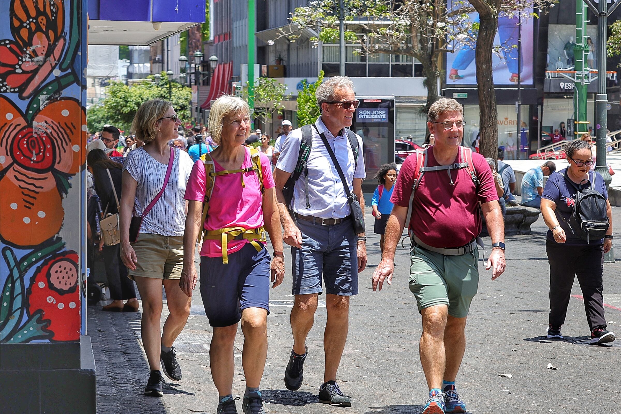 Fotografías de turistas en San José centro para ilustrar nota sobre inseguridad por robo / foto John Durán