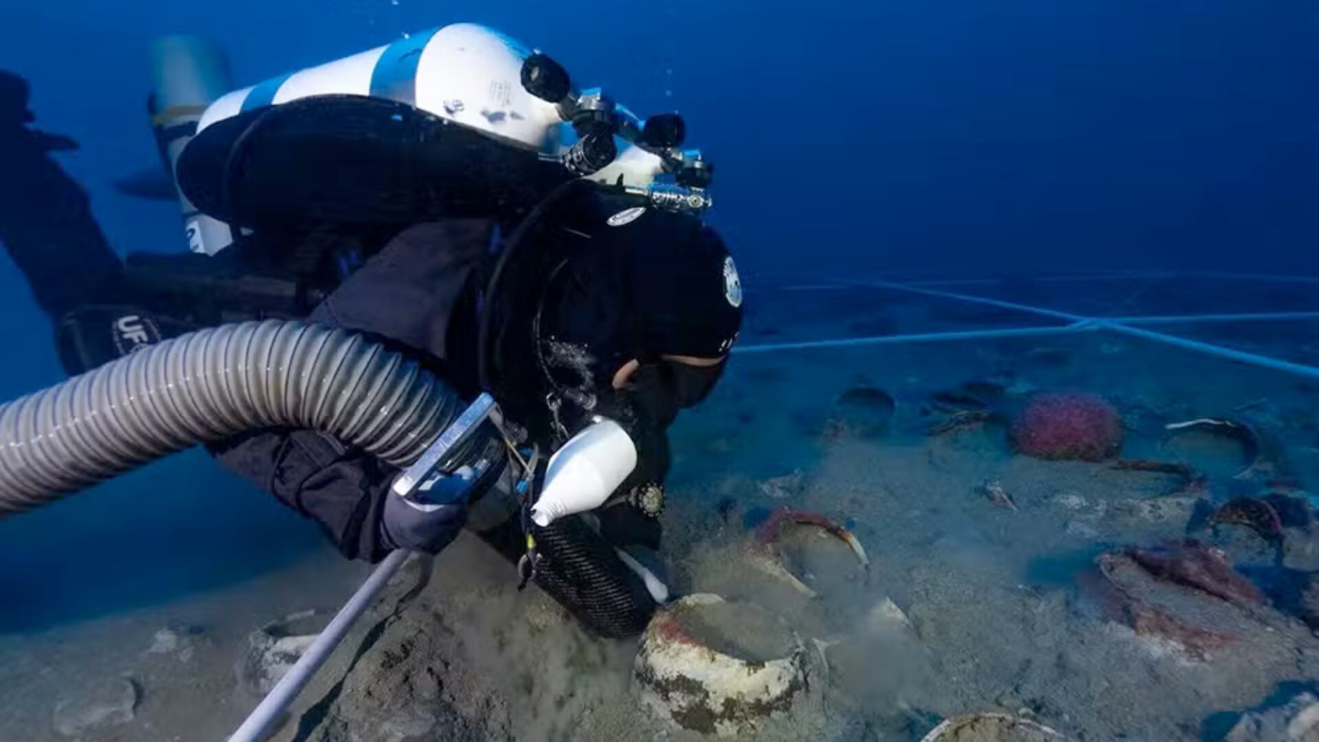 Barco milenario hallado en Sicilia contenía cerámicas intactas y revela datos clave del comercio regional antiguo