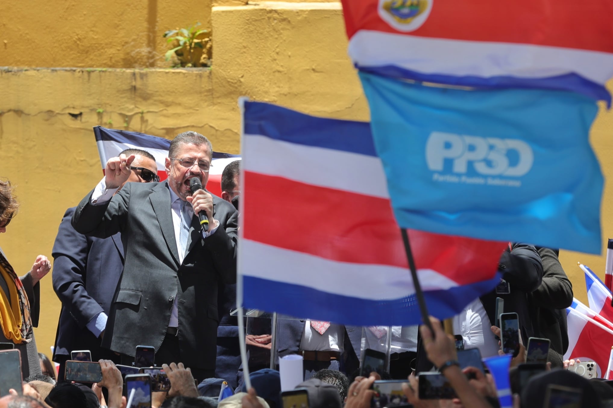 Rodrigo Chávez posterior a la comparecencia con diputados en la Asamblea Legislativa