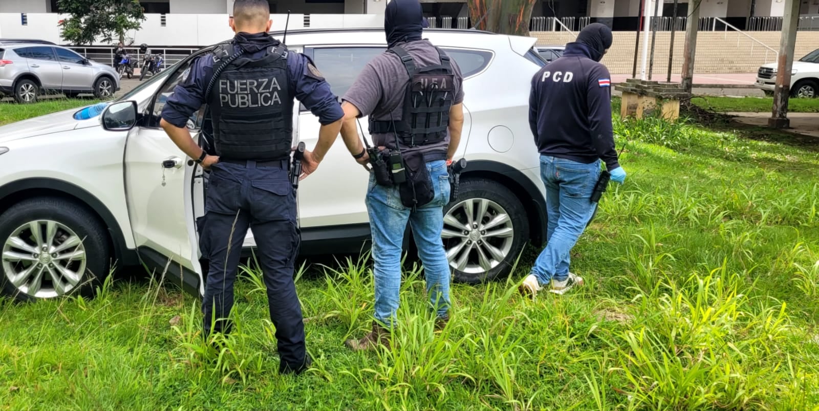 La droga fue ubicada en el automóvil color blanco, en un compartimiento secreto que utilizaron los sospechosos para que no estuviera visible.