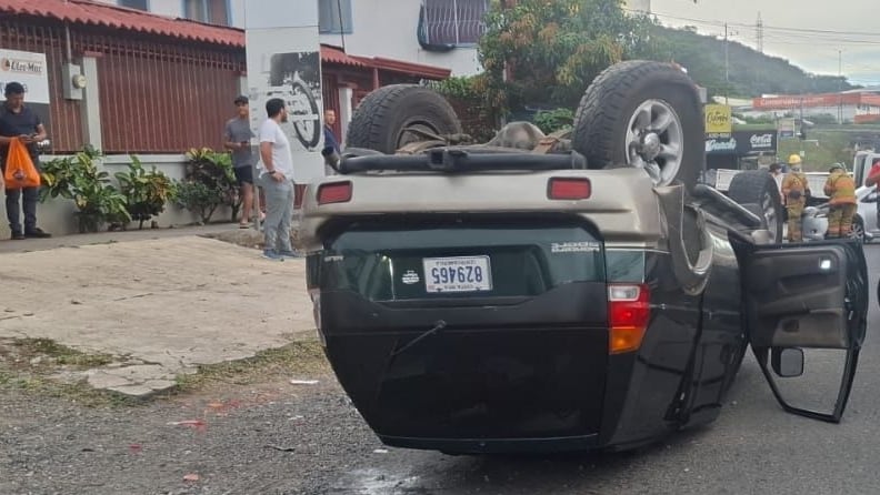 Dos niños y una mujer resultaron heridos al volcarse un carro
