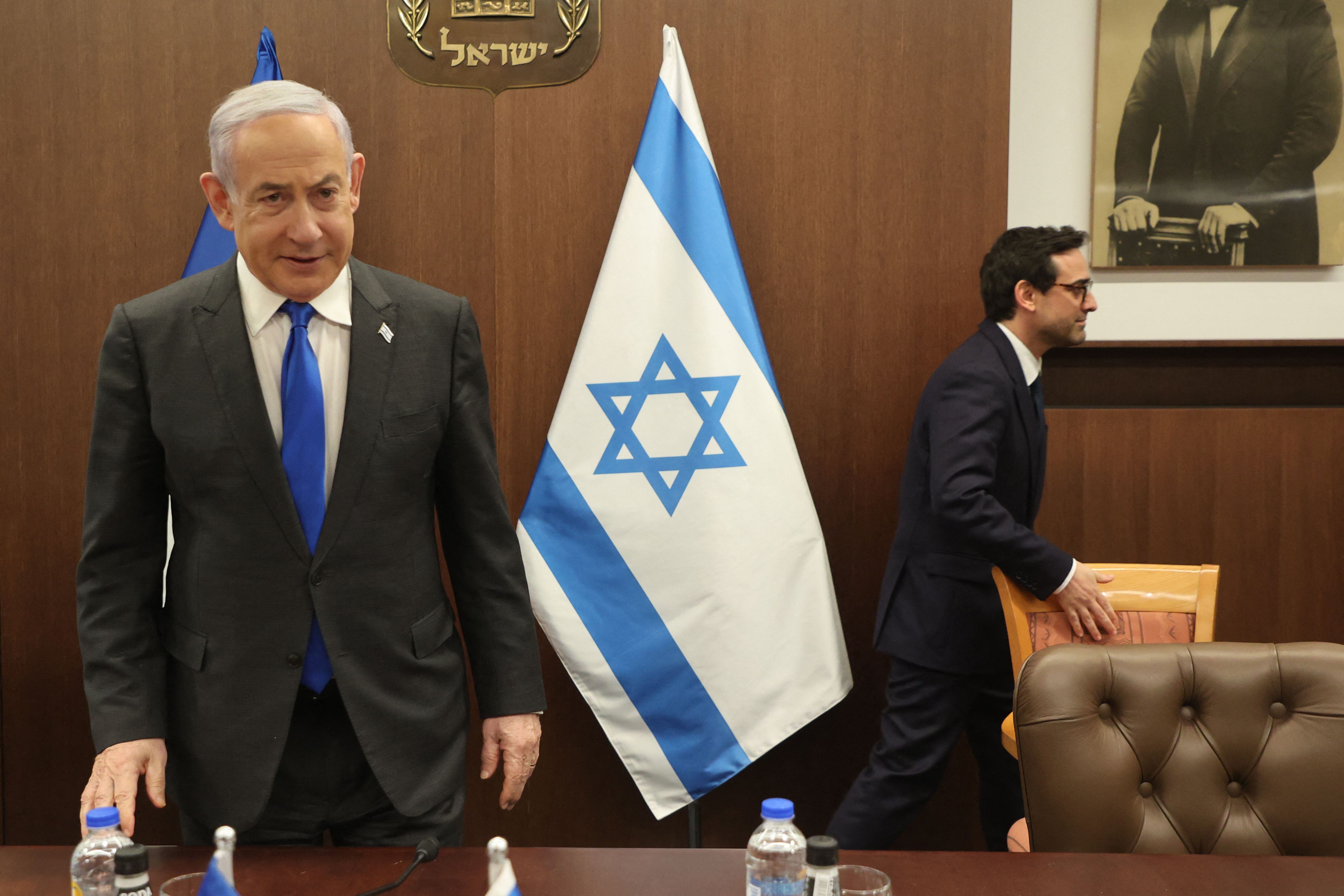 Benjamin Netanyahu, primer ministro de Israel, recibe constantes críticas del entorno político del país por la manera en la que se desarrolla la guerra contra Hamás en Gaza. Foto: GIL COHEN-MAGEN / POOL / AFP)