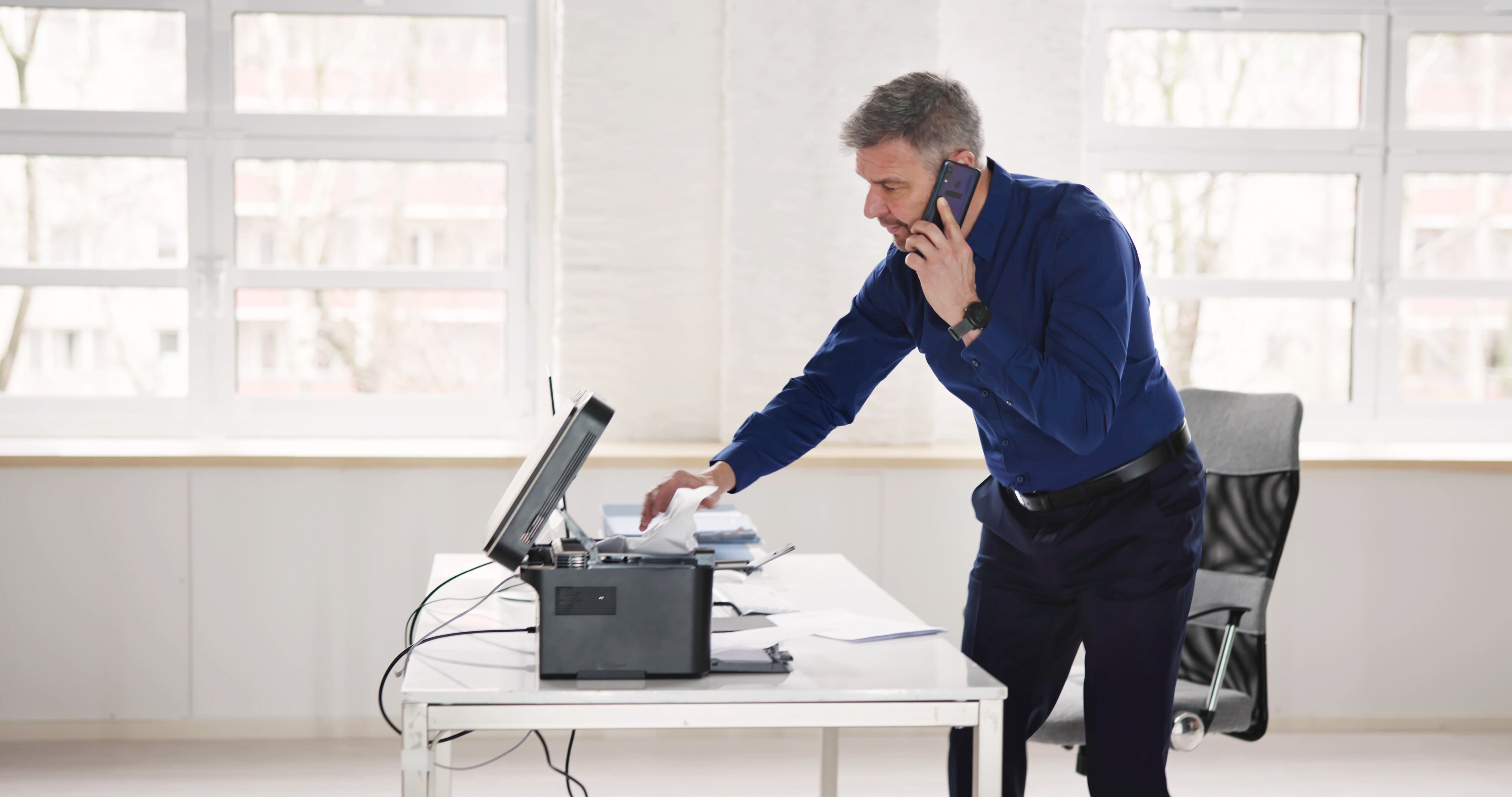 Oficinista con impresora dañada, burocracia, oficinas, sistema caído