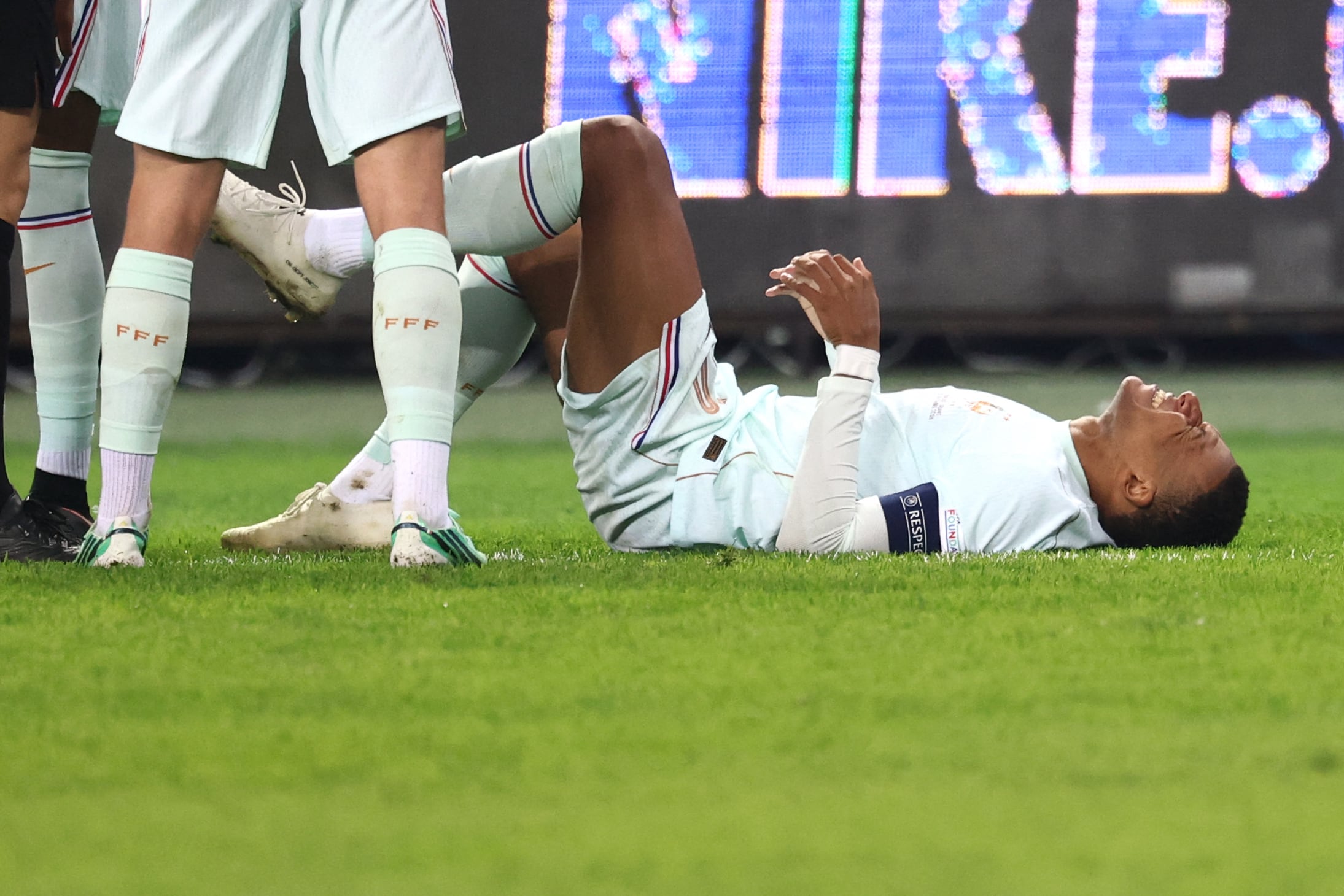 Kylian Mbappé yace en el suelo del Kocaeli Stadium de Turquía durante el partido entre Francia y la selección turca, por la Nations League de Europa.