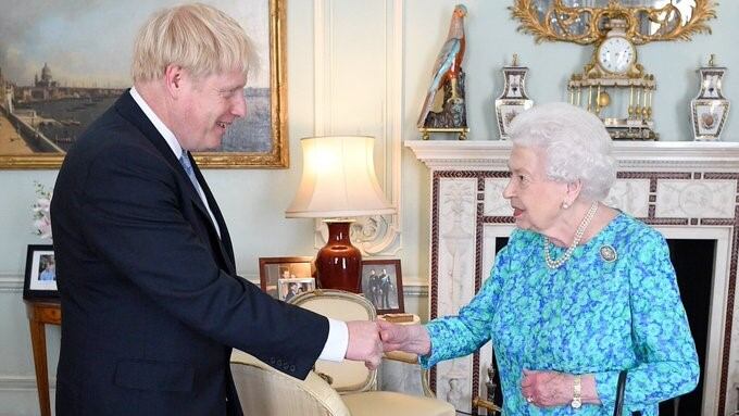Reina Isabel II y Boris Johnson