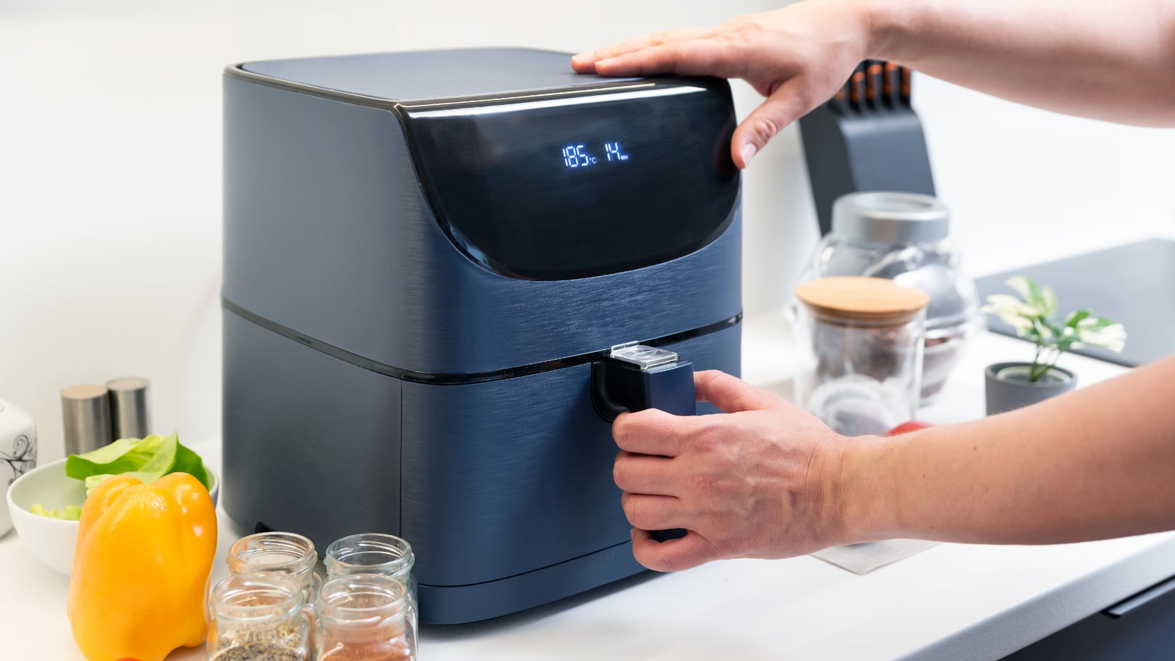 El uso de limón, vinagre, detergente neutro o productos especializados permite eliminar olores persistentes y mantener la freidora de aire en buen estado.