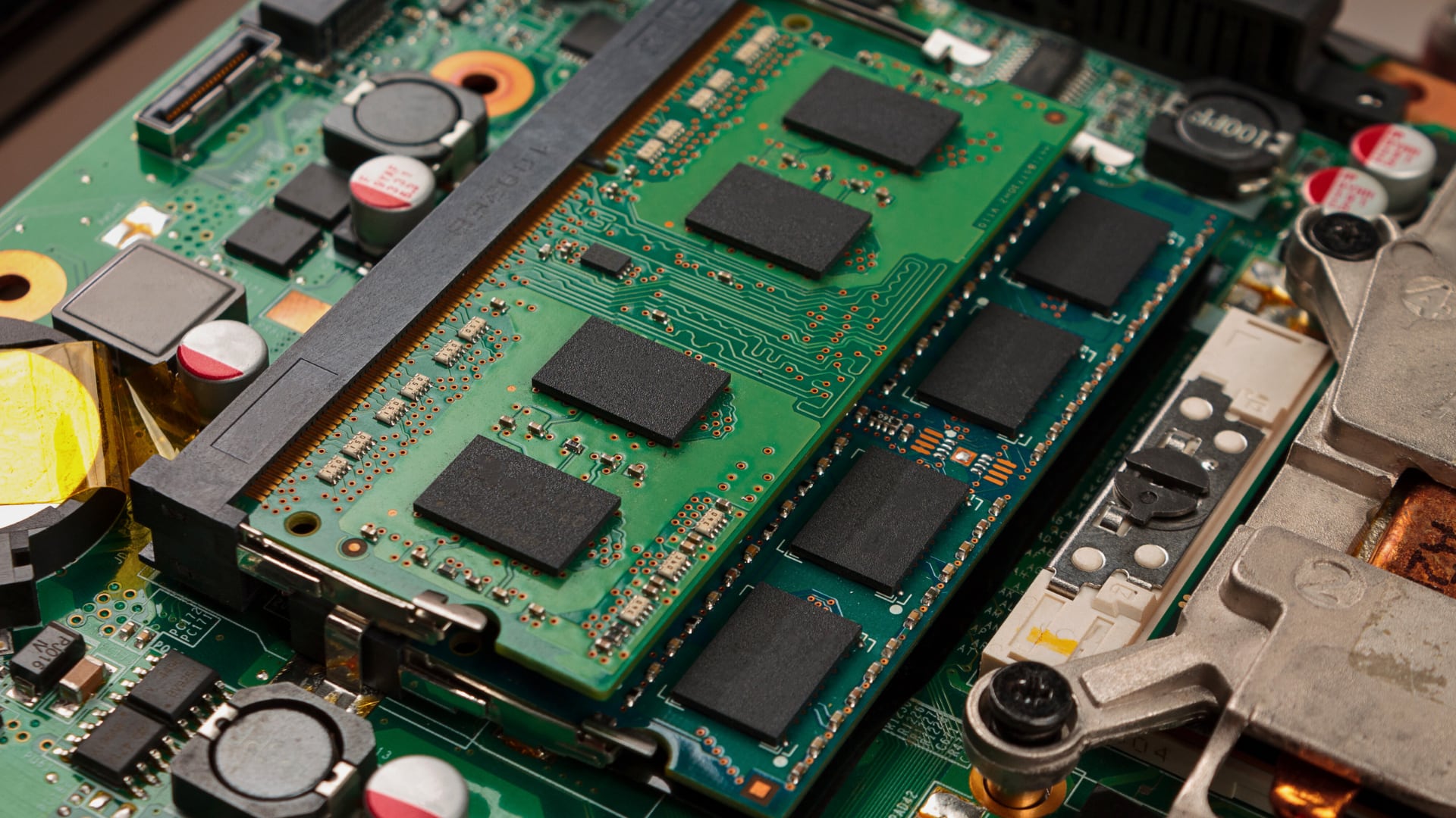 Cuánta memoria RAM necesita para su laptop y cómo elegir entre 8, 16, 32 o hasta 64 GB según sus tareas diarias.