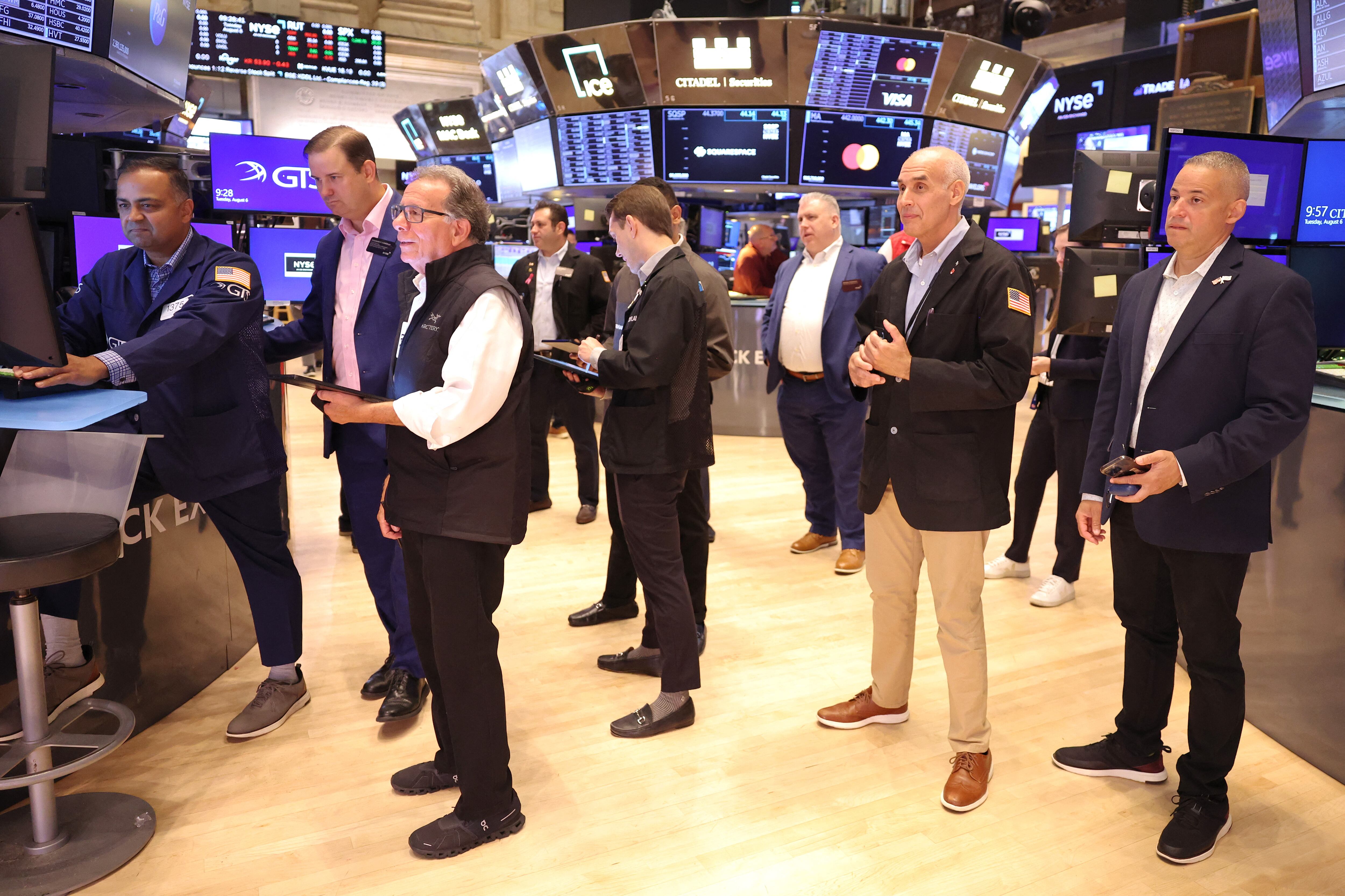 NEW YORK, NEW YORK - AUGUST 06: Traders work on the floor of the New York Stock Exchange during morning trading on August 06, 2024 in New York City. Stocks opened up slightly up in the three major indexes a day after the Dow Jones and the S & P 500 had their worst day of trading since 2022, amid a global market sell-off centered around fears of a U.S. recession. Michael M. Santiago/Getty Images/AFP (Photo by Michael M. Santiago / GETTY IMAGES NORTH AMERICA / Getty Images via AFP)