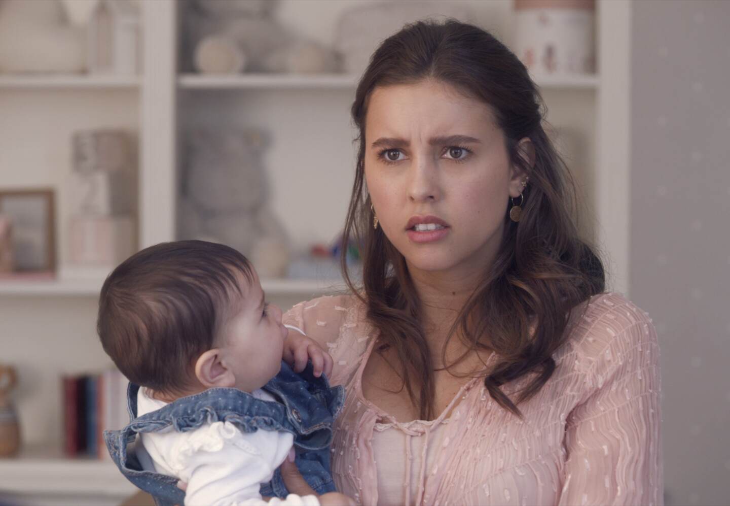 MADRE SOLO HAY DOS (L to R) PAULINA GOTO as MARIANA in episode 105 of MADRE SOLO HAY DOS. Cr. NETFLIX © 2020