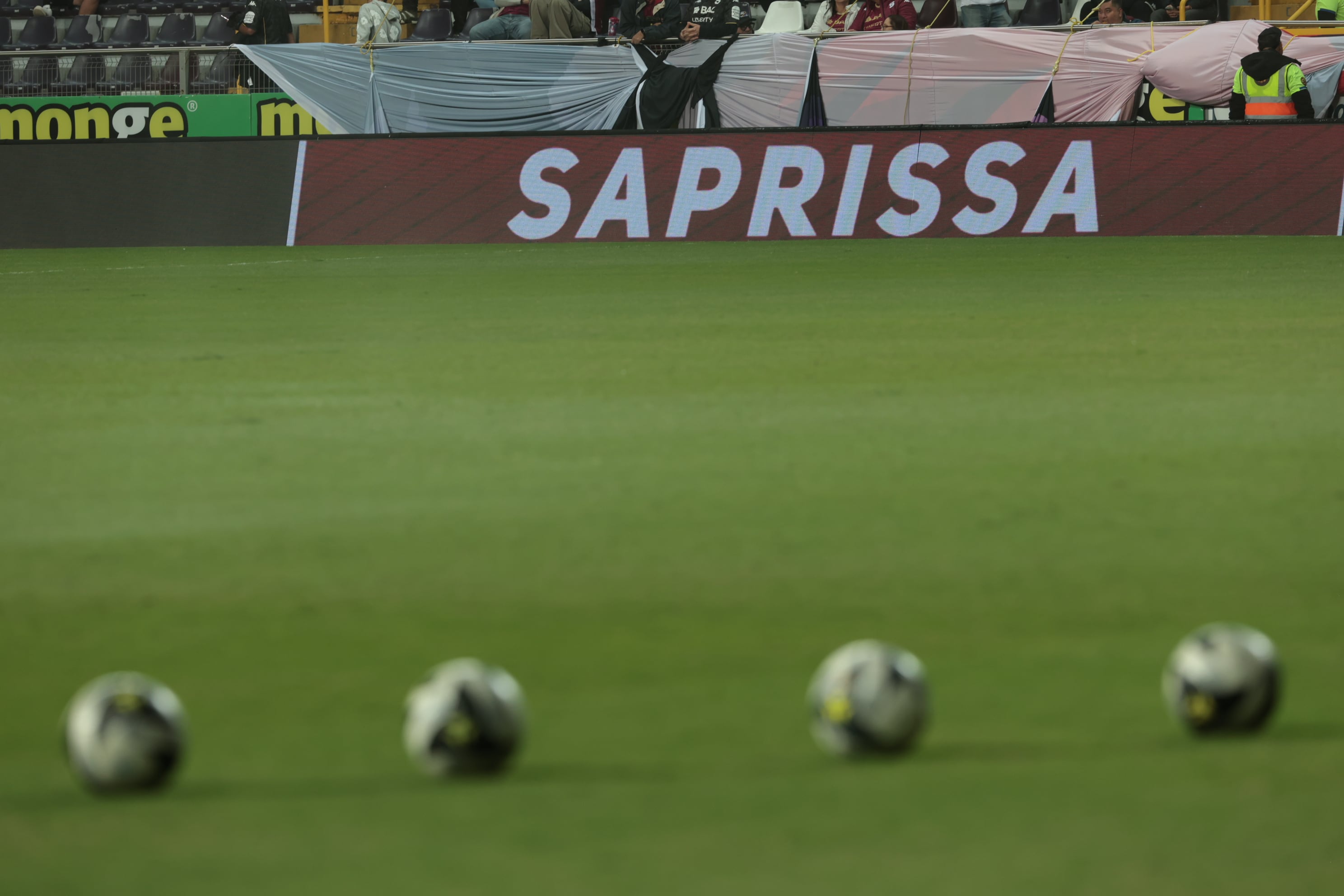 17/12/2025 / partido de ida entre Deportivo Saprissa vs Liga Deportiva Alajuelense por el partido de ida de la final del Torneo apertura de la Liga Promerica 2025 en el estadio Ricardo Saprissa / foto John Durán