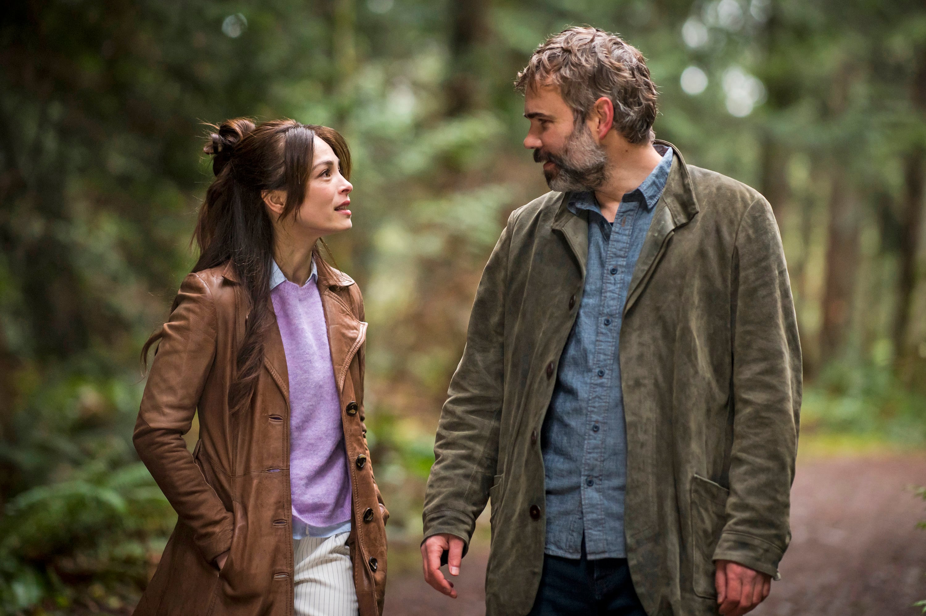 Kristin Kreuk, recordada por su papel en 'Smallville', y Rossif Sutherland, actor principal de la serie 'Murder in a small town'.