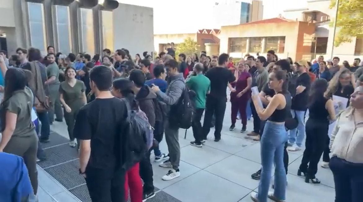 Médicos especialistas frente al Congreso este lunes 26 de enero.