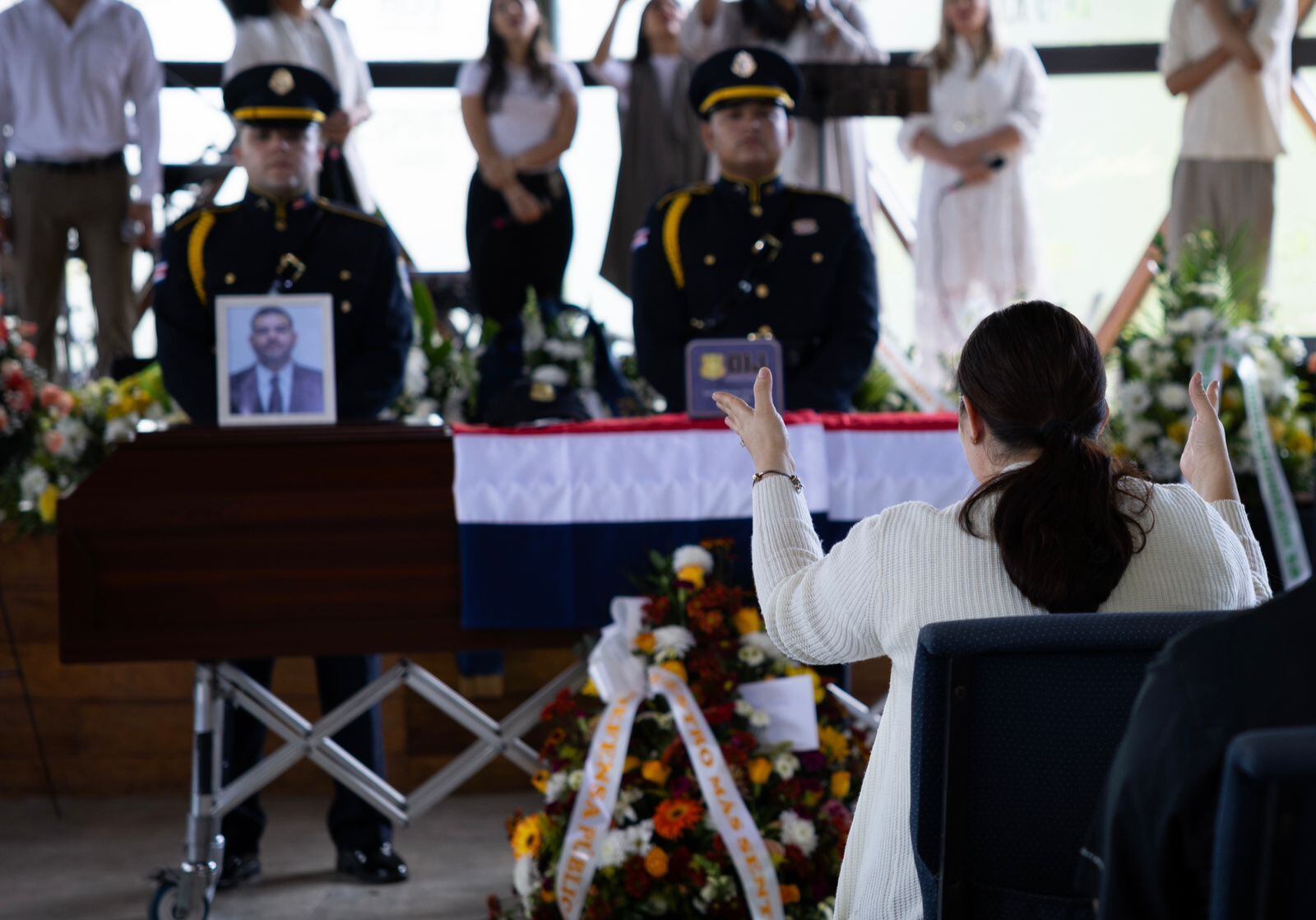 Susana Lazo, esposa del agente del OIJ Geiner Zamora, se despide de sus restos en la Iglesia Ciudad para Las Naciones en Guápiles.