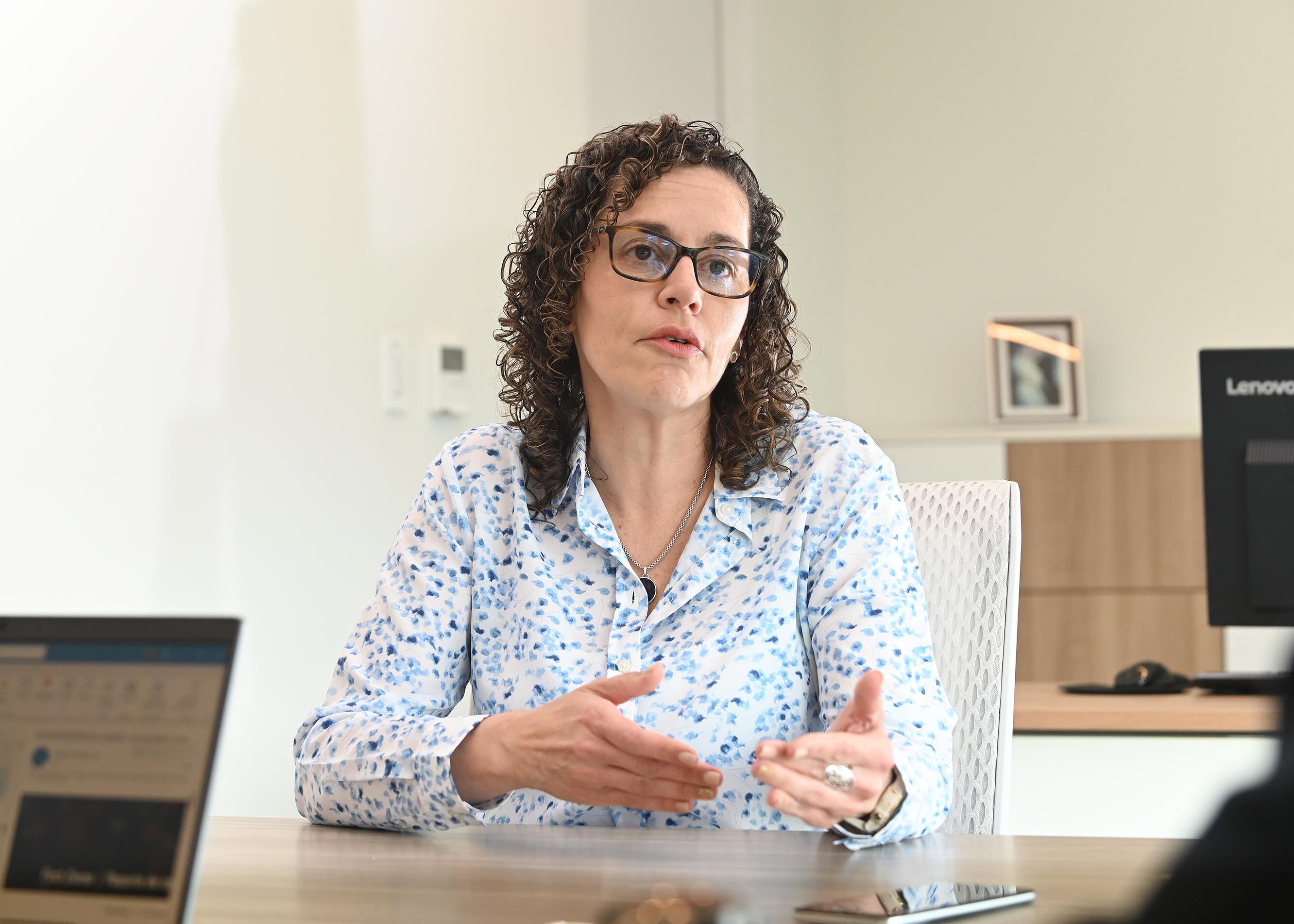04 de marzo del 2025. Oficinas centrales del Conassif. Barrio Tournón, San José. 15:00 hrs. Entrevista a la superintendente general de entidades financieras (SUGEF), Hazel Valverde para El Financiero. En la foto: Retratos y fotos durante la entrevista . Foto: Albert Marín para El Financiero.