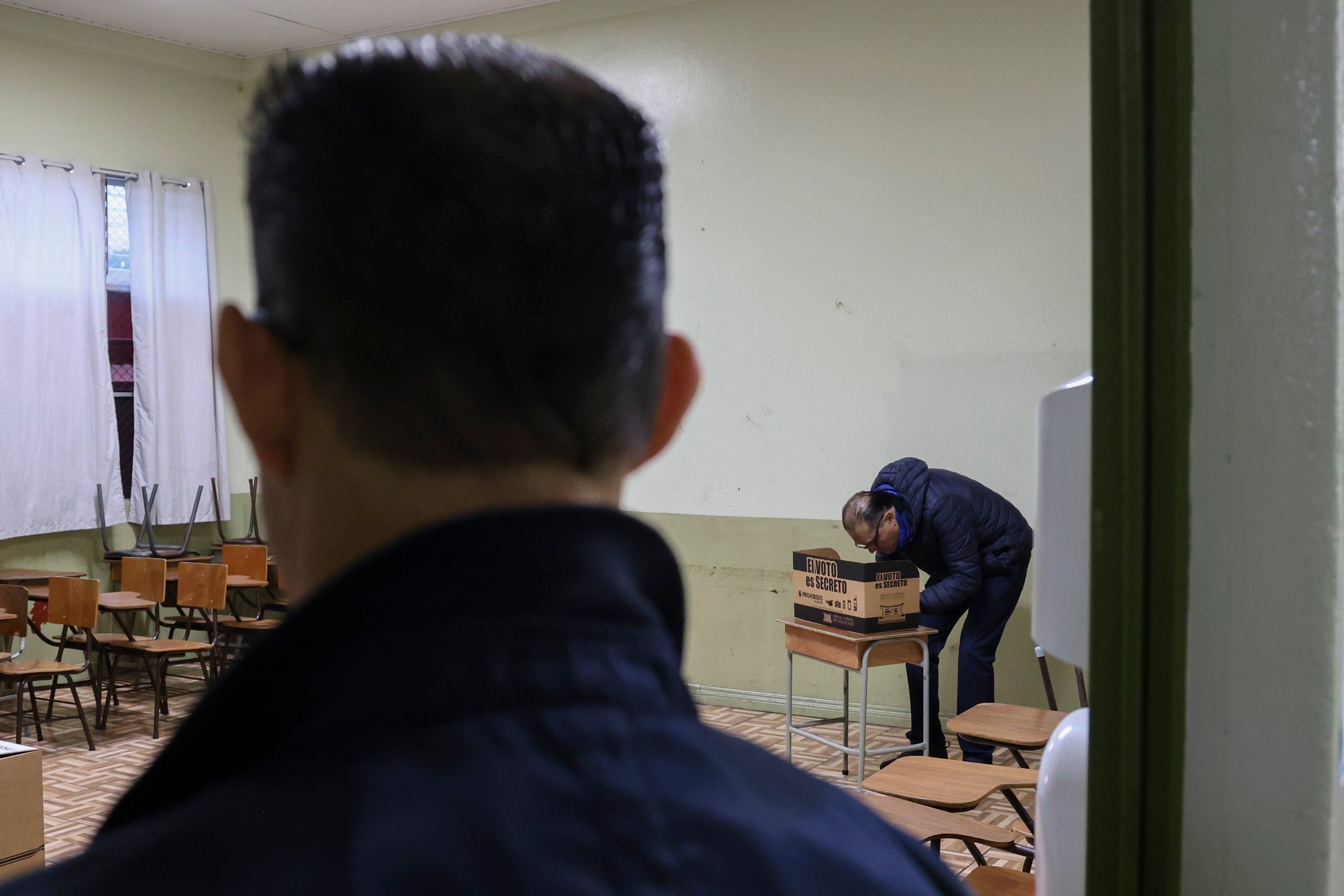 En la foto, el primer voto emitido en la urna electoral 3922, en Tres Ríos.