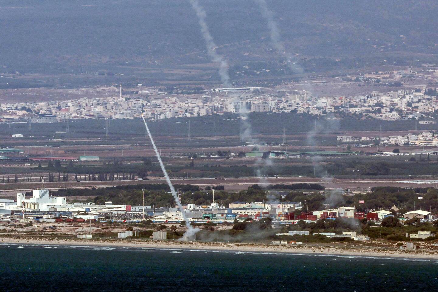 El sistema de defensa aérea israelí Cúpula de Hierro intercepta cohetes lanzados desde el sur del Líbano cerca de Haifa el 24 de setiembre del 2024. Más de 50 proyectiles fueron disparados hacia el norte de Israel, mientras el ejército israelí respondía con bombardeos sobre objetivos de Hezbolá. Foto: Jack Guez / AFP