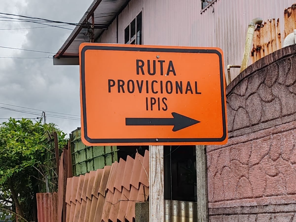 Señal de tránsito en la que se lee "Ruta Provicional IPIS"