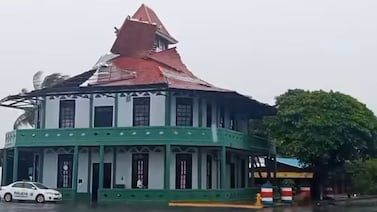Torbellino daña el techo de la antigua Capitanía de Puerto en Puntarenas (video)