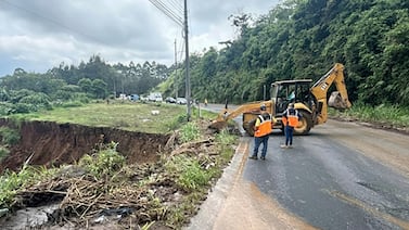 Conavi interviene deslizamiento en ruta entre Cartago y Cot