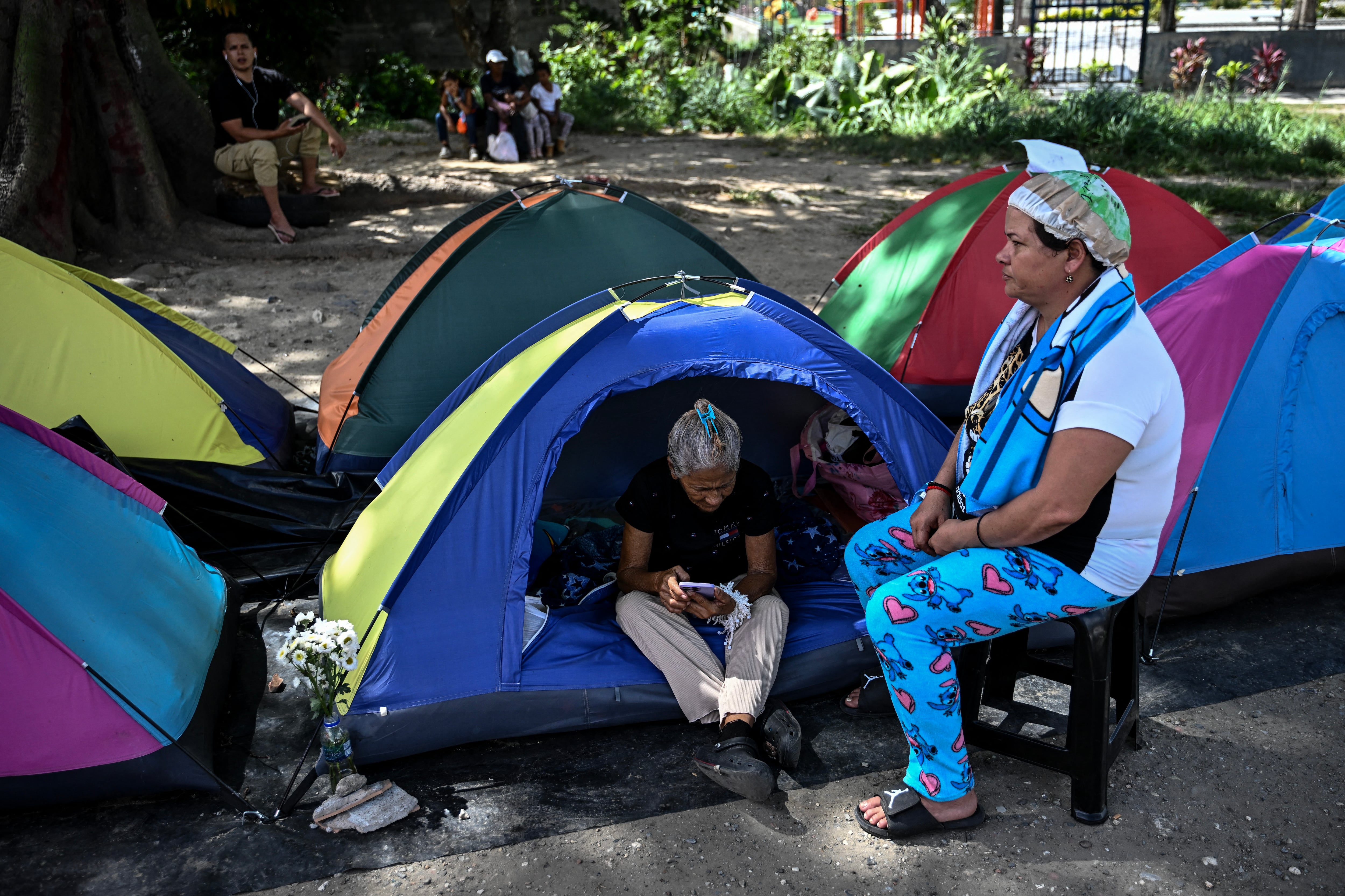 Familiares de detenidos acamparon a las afueras de un penal en Caracas durante la madrugada, en medio del proceso de excarcelaciones reportado por la oenegé Foro Penal.