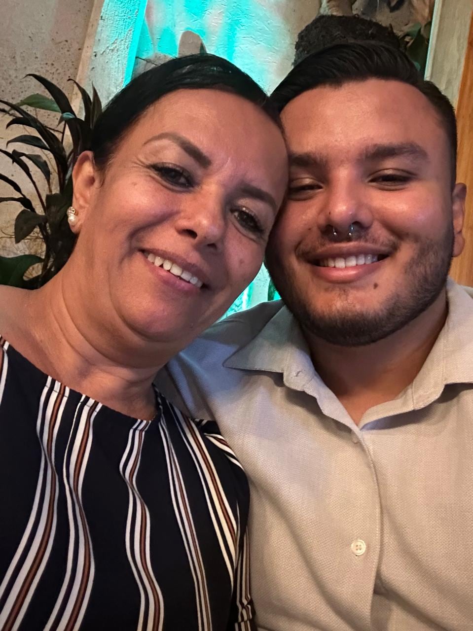 Allan Flores Navarro creció en una soda familiar, donde su mamá, Giselly Navarro, cocinaba comida típica y antojos, lo que marcó sus primeras experiencias en la cocina.