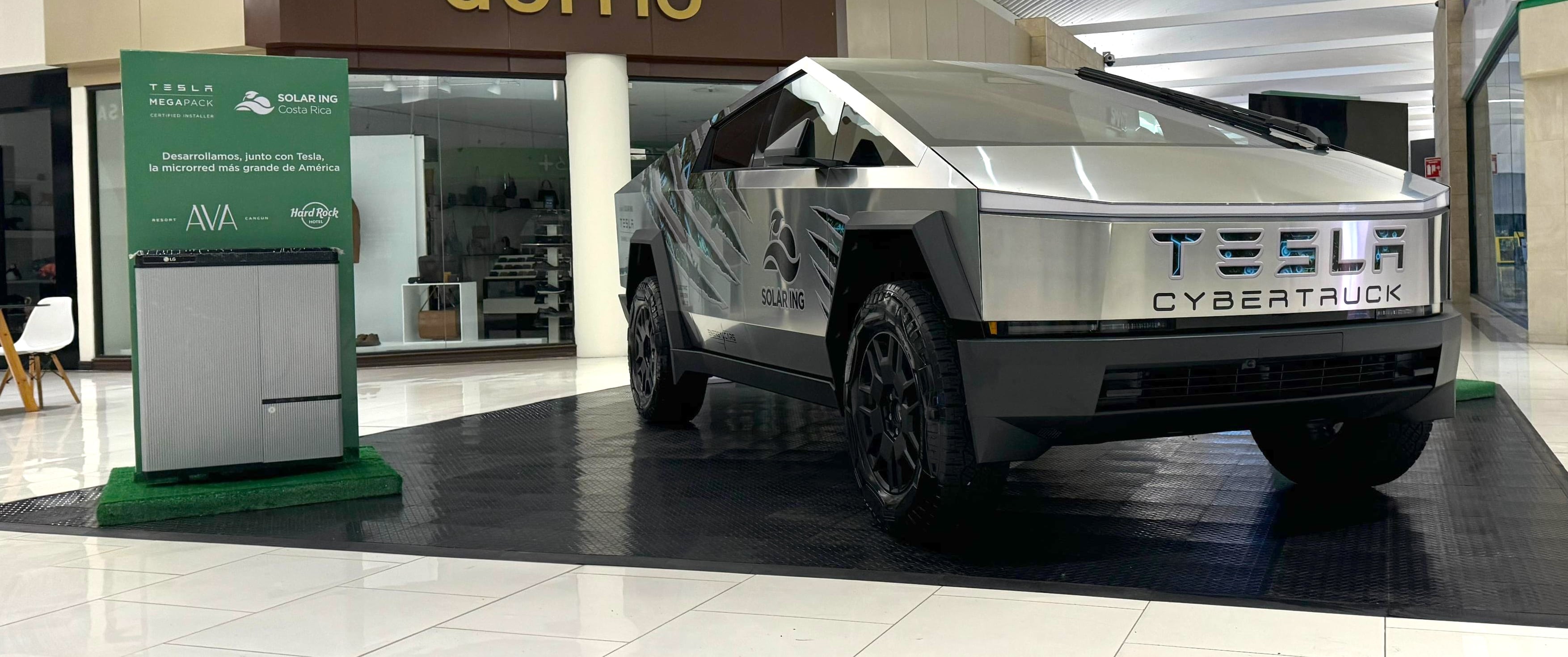 Detalle del Cybertruck de Tesla en exhibición este fin de semana en Multiplaza Escazú. A la izquierda, se observa el módulo de batería del vehículo. Fotografía: Cortesía Solar Ing Costa Rica.