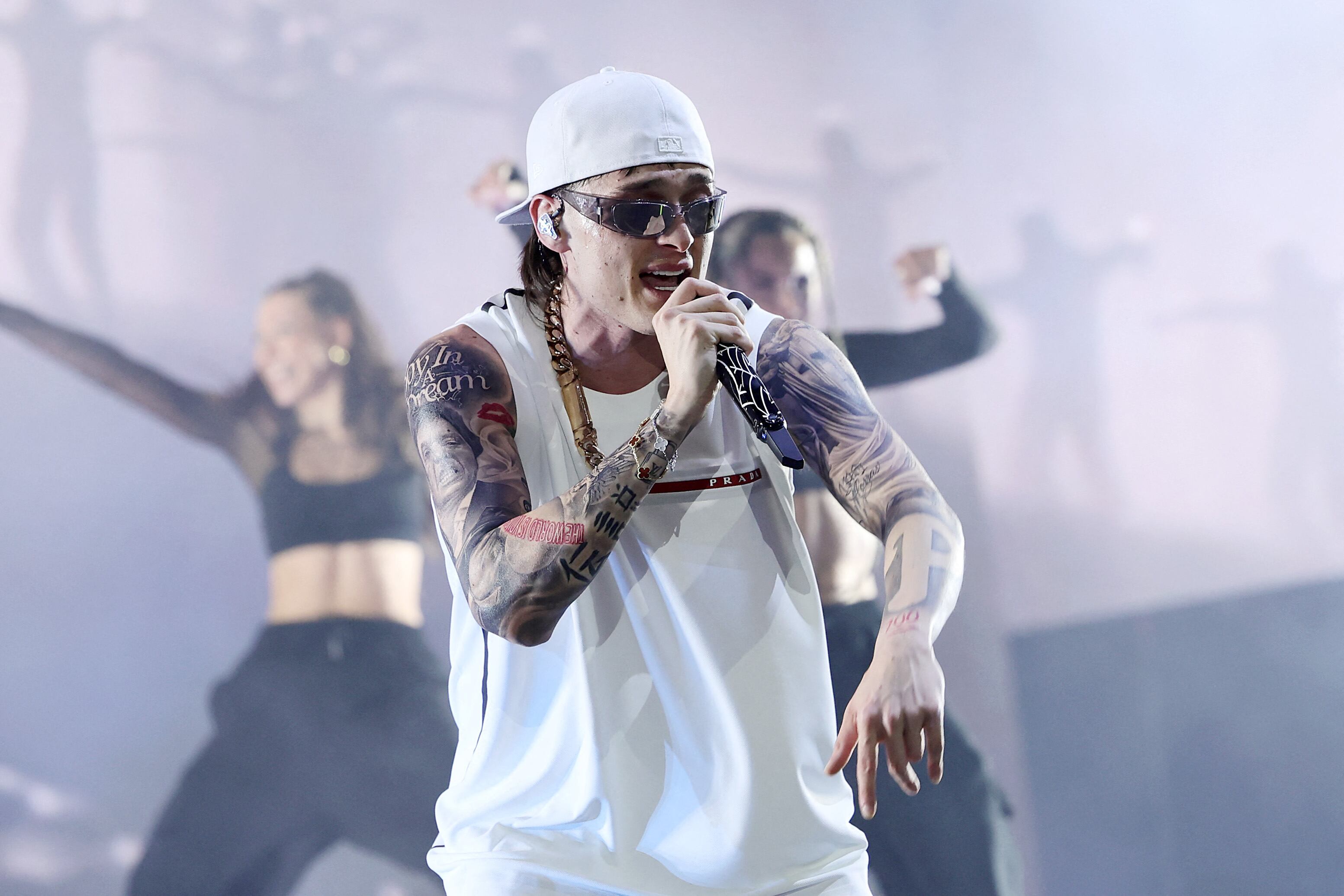 Peso Pluma se presenta en el escenario de Coachella durante el Festival de Música y Artes de Coachella Valley.