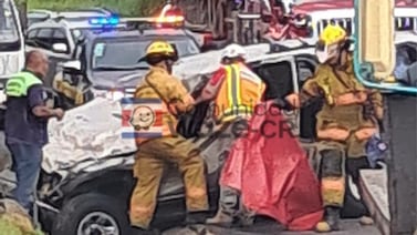 Hombre queda atrapado en vehículo al chocar en ruta 27; dos niños también resultaron heridos