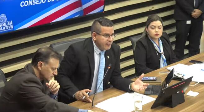 06/02/2024. Fabricio Alvarado, jefe de bancada del Partido Nueva República (PNR) y presidente de la Comisión de GObierno y Administración, justificó su voto en contra de la iniciativa para hacer públicas las sesiones del Consejo de Gobierno. Foto: captura de video.