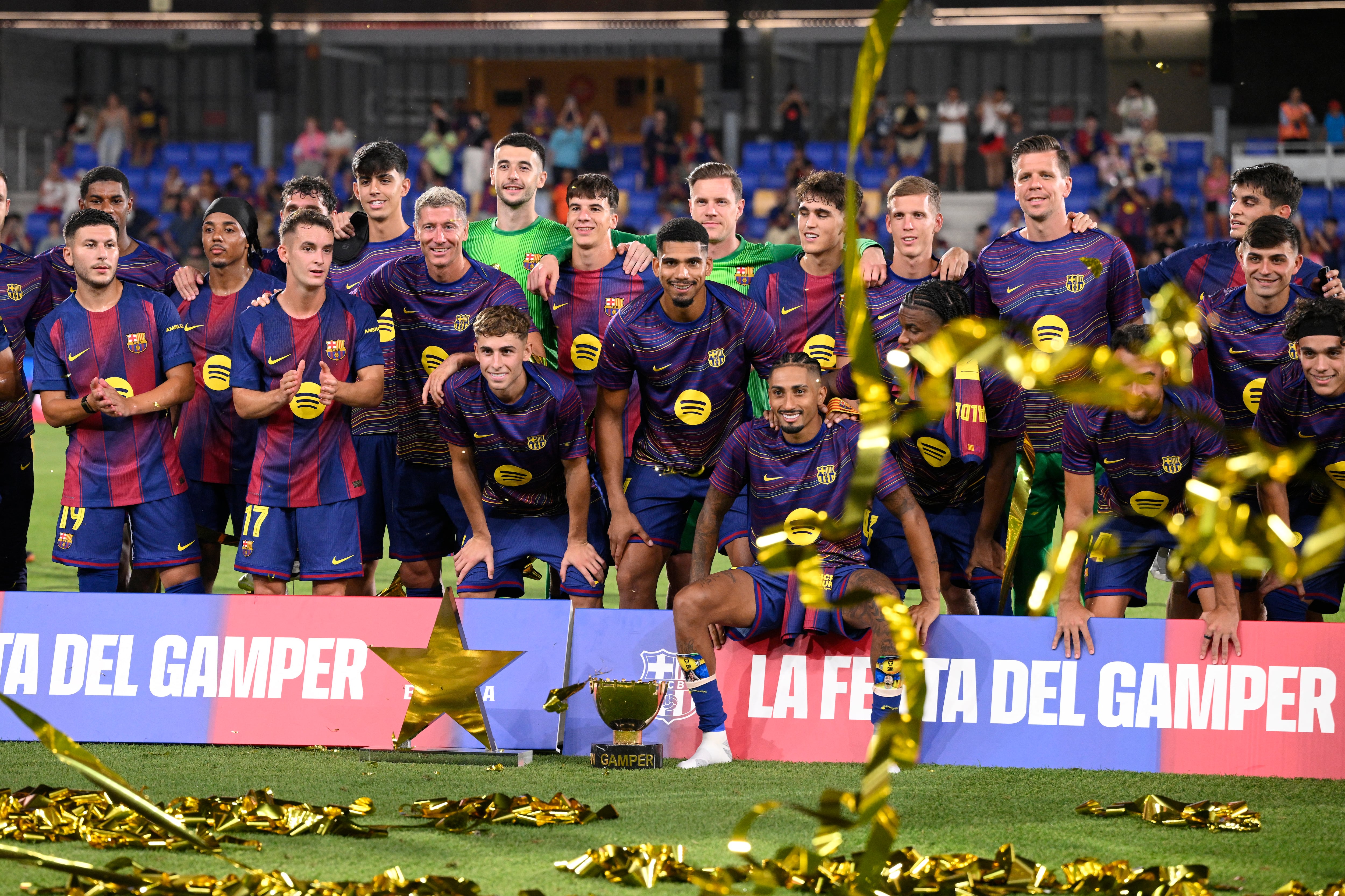 Jugadores del Barcelona posan luego de ganarle el pasado 10 de agosto el tradicional Trofeo Joan Gamper al Como 1907 de Italia, como parte de la pretemporada.