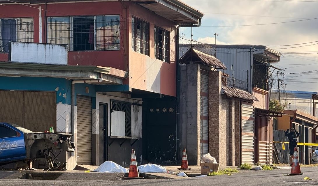 Oficiales de la Fuerza Pública custodiaron la escena y colocaron cinta amarilla para delimitar el sitio donde aparecieron los tres cuerpos, tras la balacera registrada en Paso Ancho la madrugada de este martes.