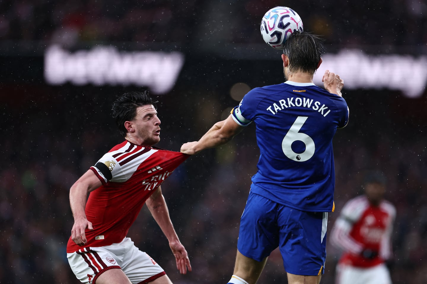 Arsenal draws level with Man City after beating Everton 2-0