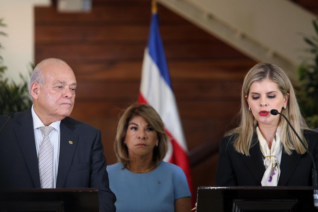 Orlando Aguirre, presidente de la Corte de Justicia, y la presidenta Laura Fernández, atienden consultas de la prensa después del encuentro sostenido este 18 de mayo de 2026 en Casa Presidencial, Zapote.