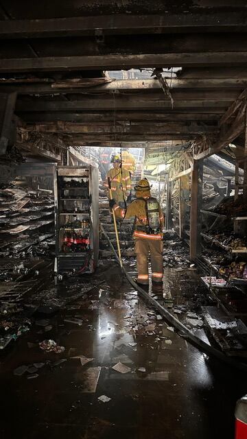 Incendio consumió un supermercado y un gimnasio en Llanos de Santa Lucía, en Paraíso de Cartago.