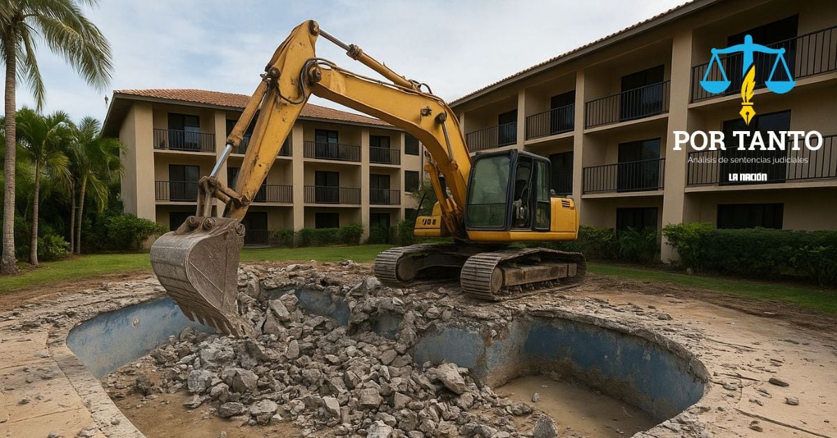 En la imagen una máquina demoliendo una piscina