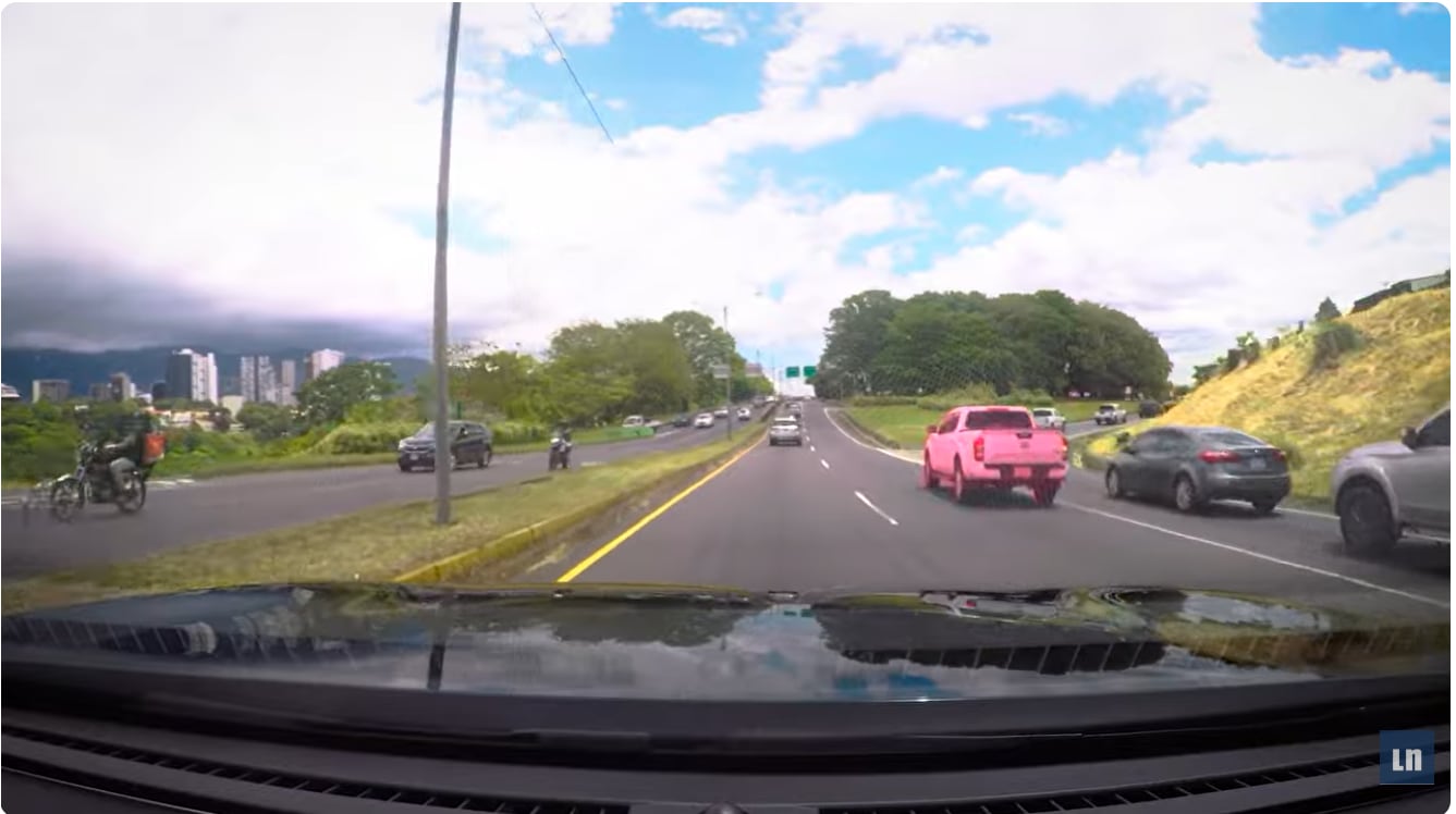 Un vehículo intentó "saltarse la fila" en la salida al autopista General Cañas.