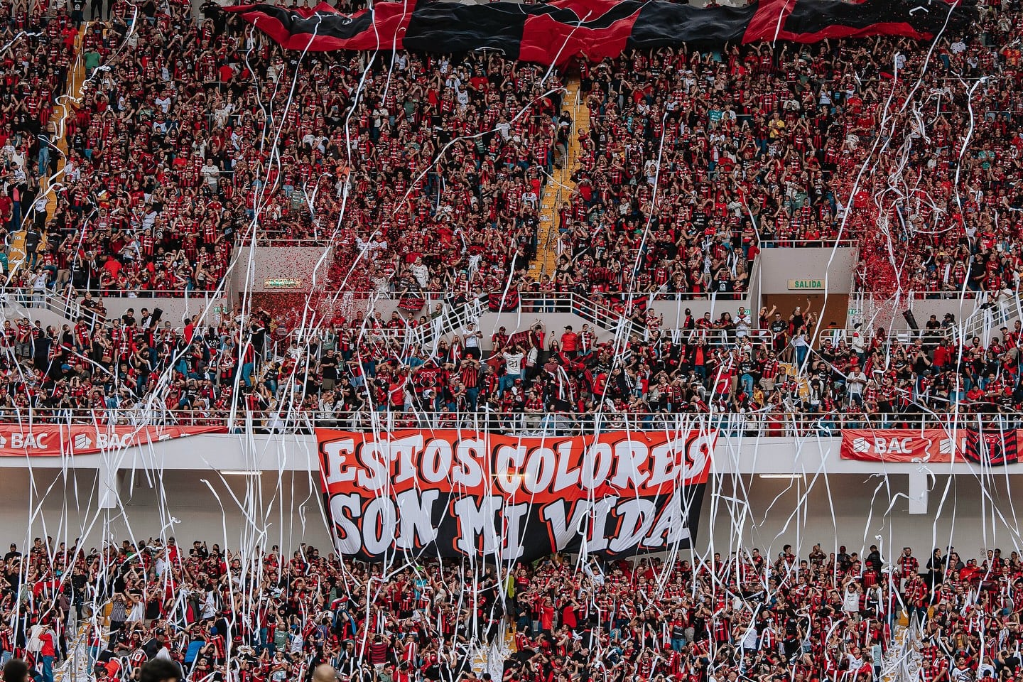 El Estadio Nacional lucía imponente en el partido de ida de la gran final entre Liga Deportiva Alajuelense y Herediano.