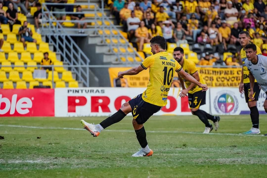 Marvin Angulo marcó un gol histórico en el fútbol de Costa Rica. El volante de Liberia anotó desde el punto de penal ante Cartaginés, luego de que el VAR señalara una infracción que no vio el árbitro Juan Gabriel Calderón.