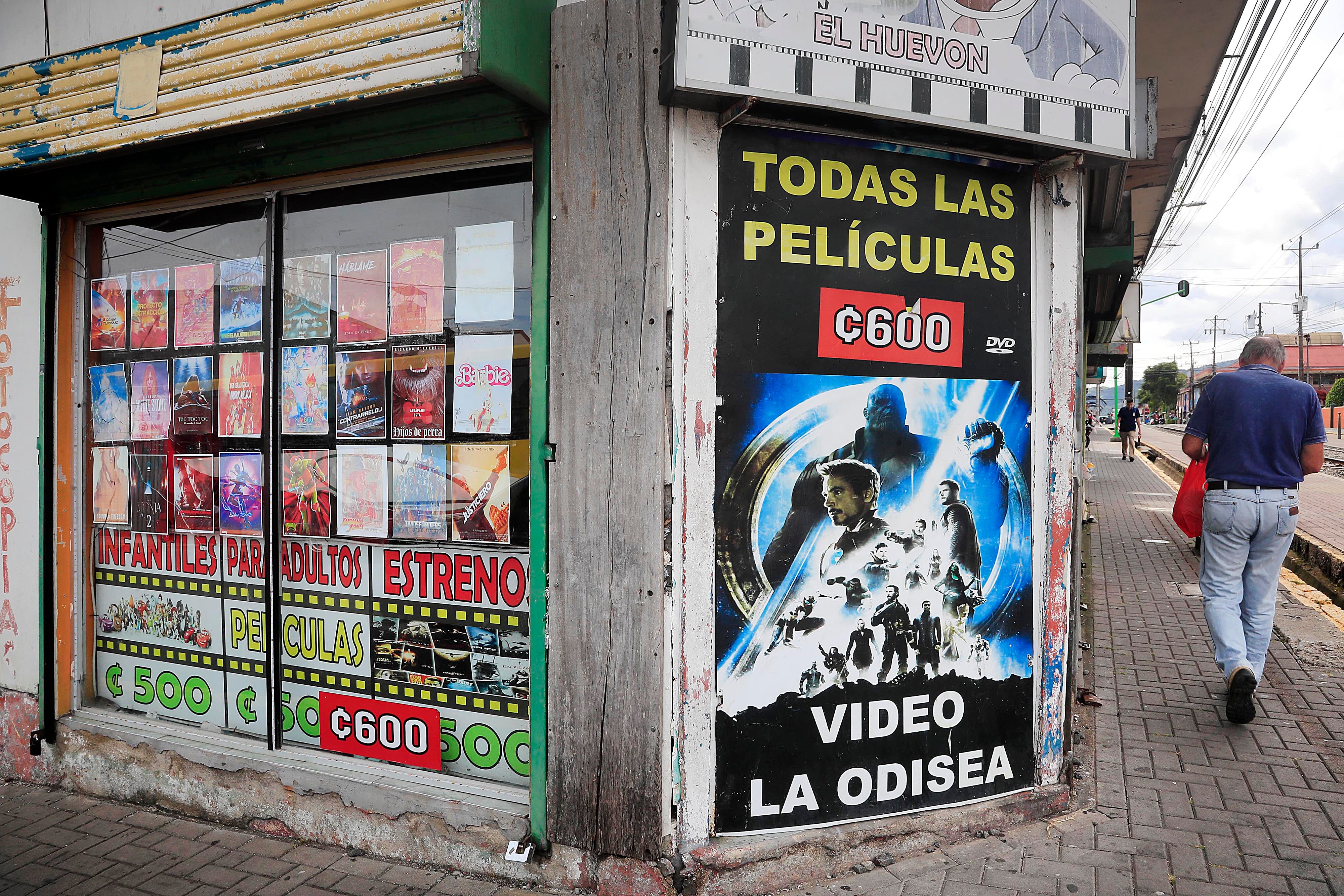 28/09/2023 Cartago. Video La Odisea, cerca del museo municipal, es de los pocos locales comerciales dedicados a la venta de películas en dvd que se mantienen vigentes. Aunque su dependiente, Jeaustin Cerdas, reconoce que a pesar de Internet, televisión por cable y plataformas streaming "el negocio todavía se mueve".
