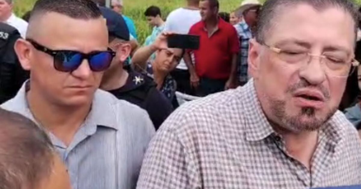 En la imagen el presidente Rodrigo Chaves habla con un grupo de ganaderos en la zona norte, en Los Chiles, sobre el areteo.