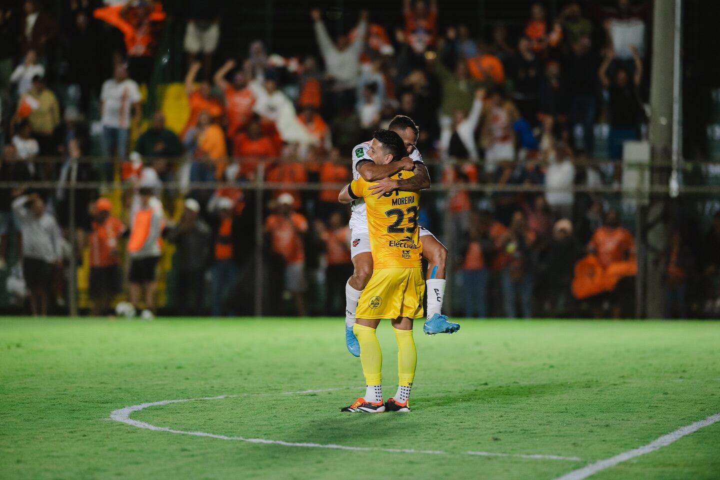 Leonel Moreira, arquero de Puntarenas F.C., celebró con Kliver Gómez la victoria porteña contra Santa Ana.