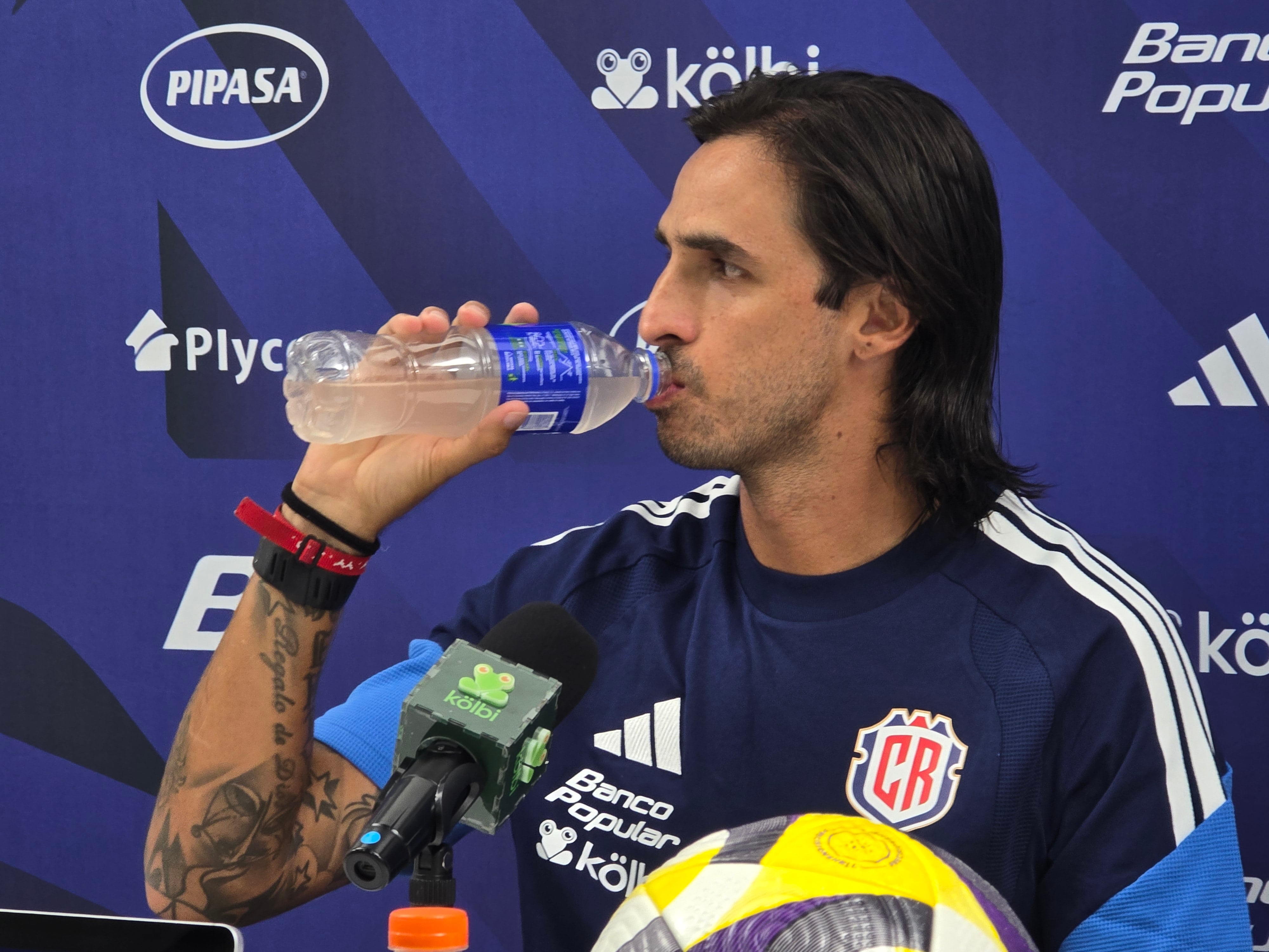 Bryan Ruiz atendió preguntas de la prensa por primera vez como técnico interino de la Selección de Costa Rica.