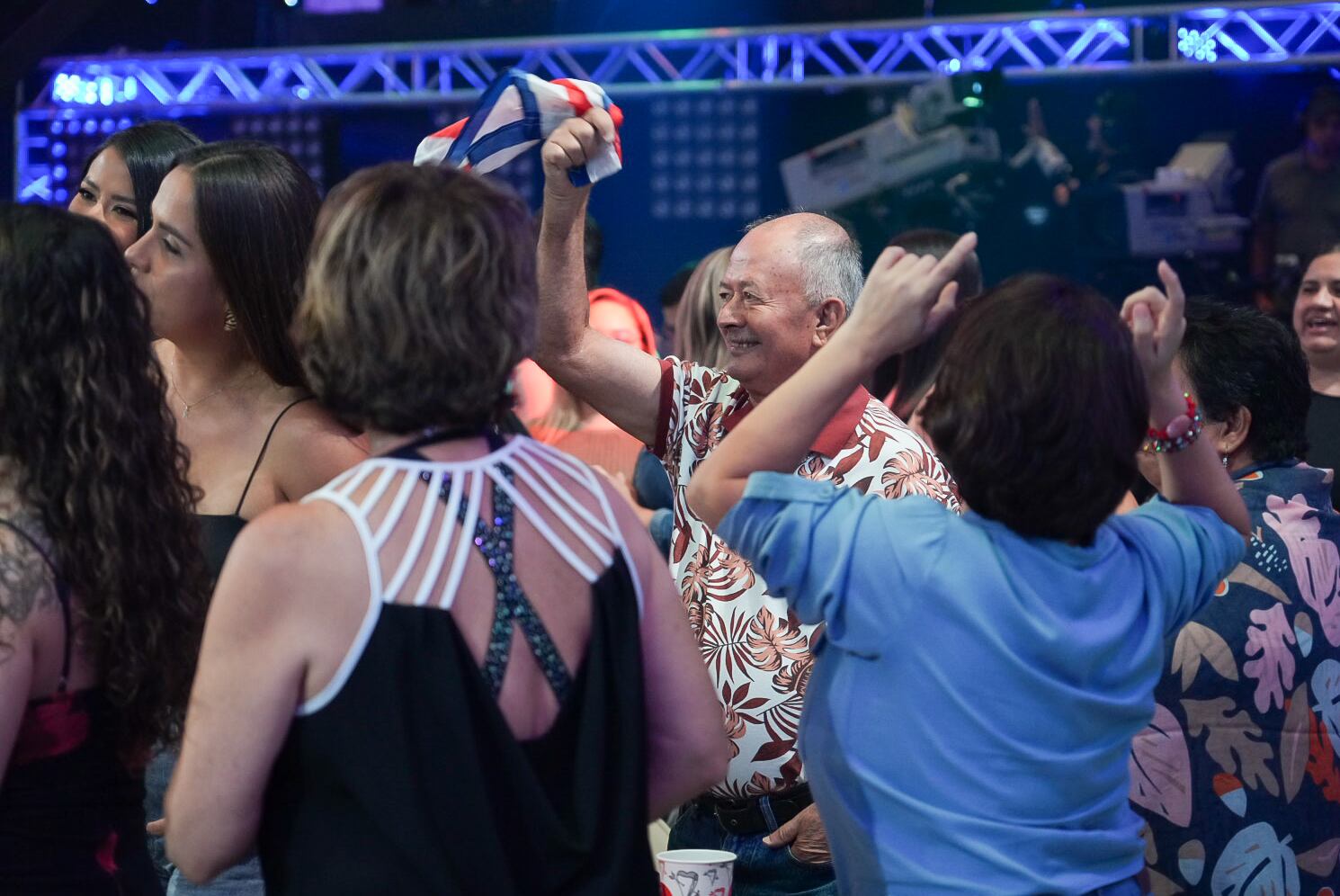 Imágenes del público, presentadores y detrás de cámaras del primer programa de El Chinamo de Teletica en su edición 2024.