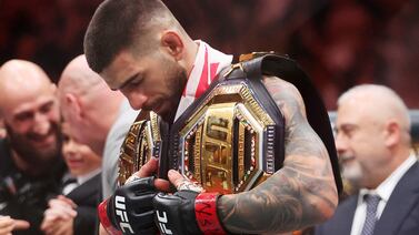 Topuria noquea a Oliveira en dos minutos y hace historia: campeón invicto en dos divisiones de UFC