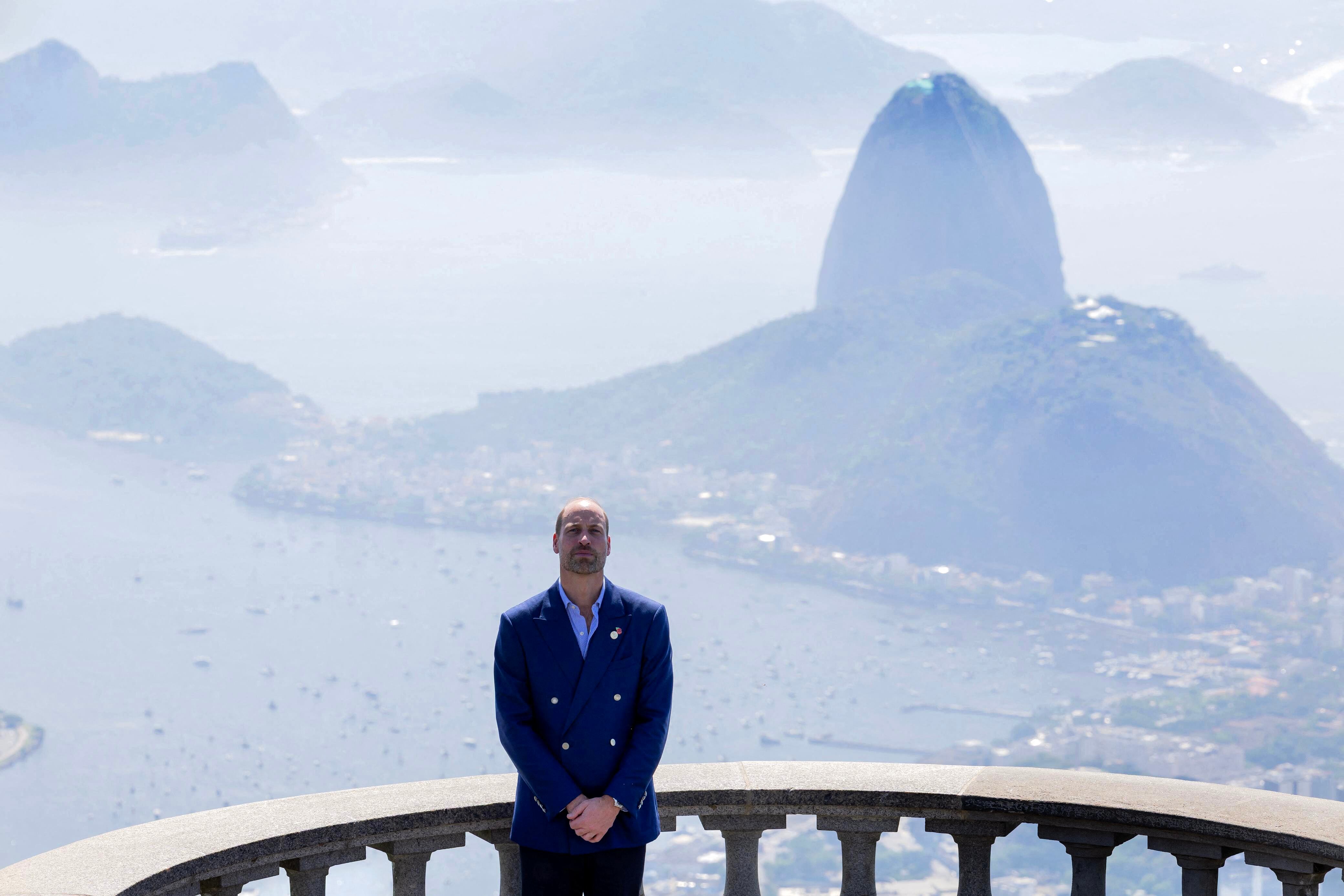 El príncipe Guillermo de Gran Bretaña, príncipe de Gales, posa para una foto, con el Pan de Azúcar al fondo, durante una visita a la estatua del Cristo Redentor en Río de Janeiro, Brasil, el 5 de noviembre de 2025. El príncipe Guillermo visita Brasil para presentar los premios Earthshot Prize y asistir a la cumbre climática COP30 de la ONU en nombre del rey Carlos de Gran Bretaña. (Foto de Eduardo Anizelli / POOL / AFP)