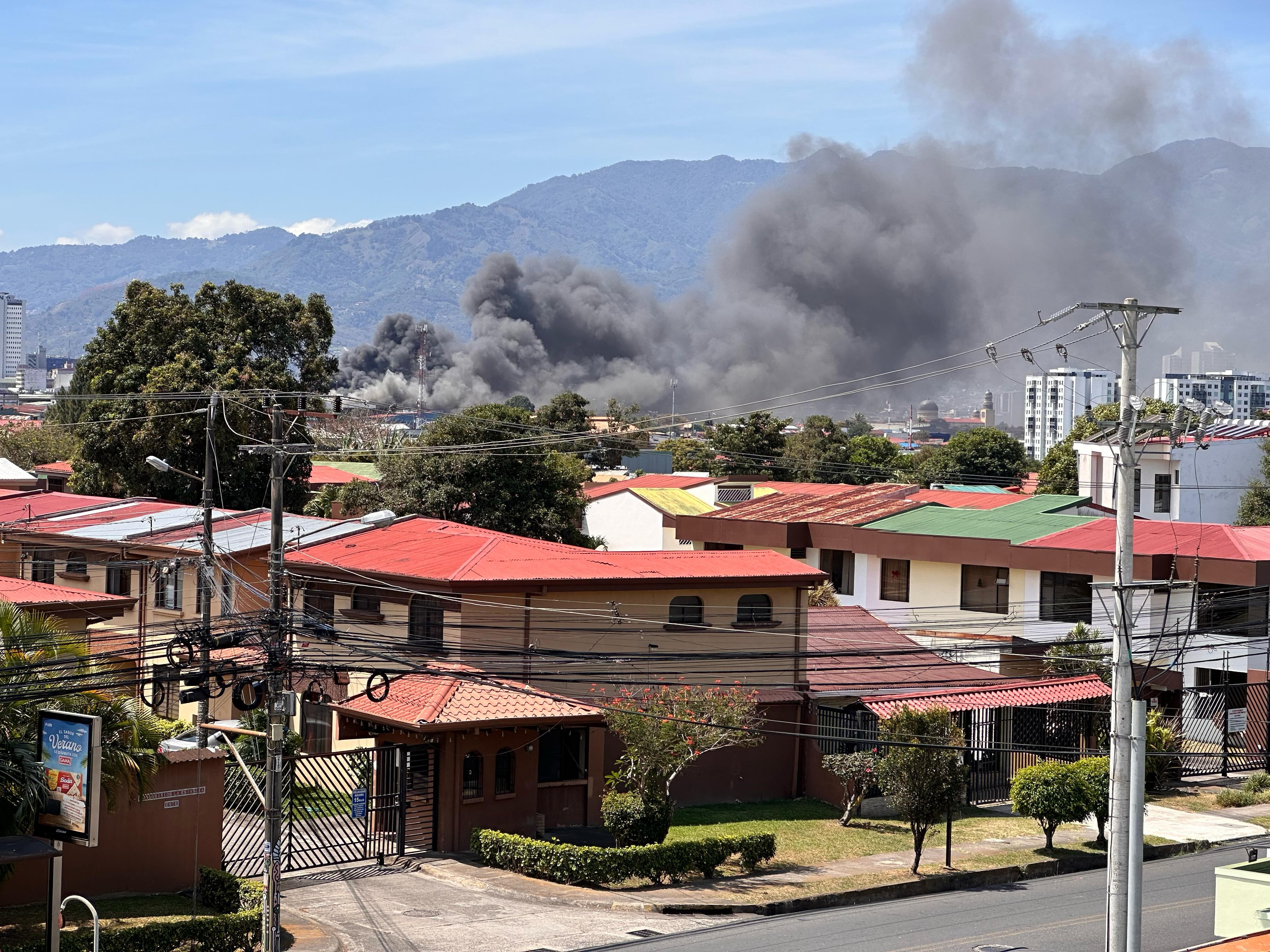 Imagen de un incendio en Tibás reportado por Bomberos de Costa Rica este 12 de marzo. Fotografía: